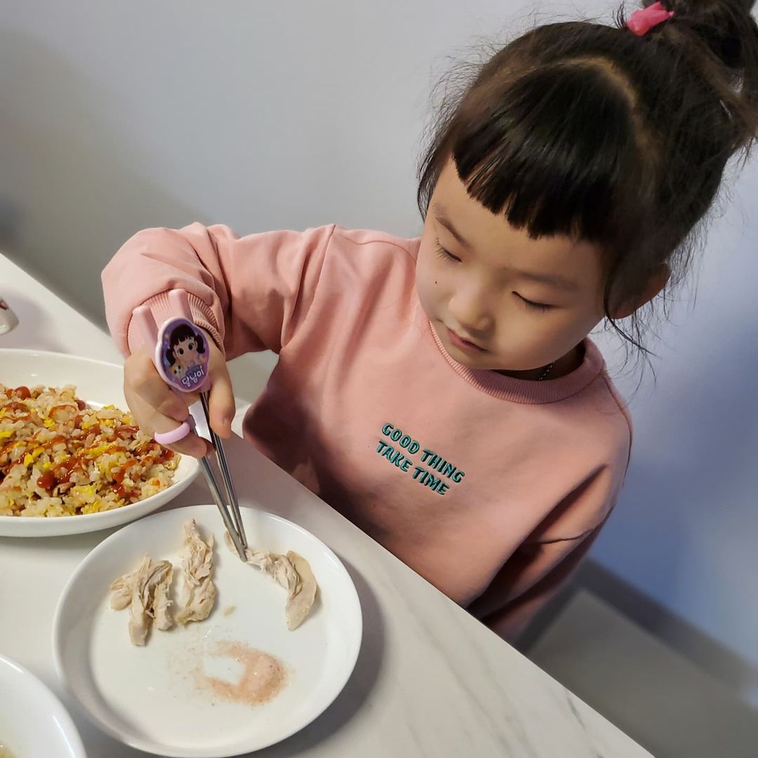 6살딸하나 || 육아소통환영♥️ on Instagram: “업체로부터 제공받은 제품입니다. @hellomothers_mom . . ❣반짝반짝달님이스텐젓가락 6세인 저희아이는 2단계젓가락으로 받았어요. 1단계때는 검지