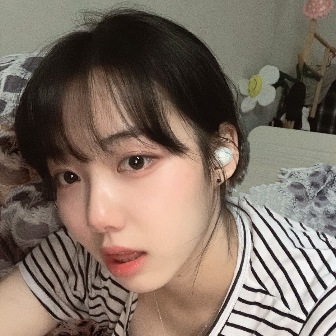 송주은 on Instagram: “#협찬 🐻곰손도 사용가능 한 쿨톤찰떡 아이섀도우 팔레트 찐후기 🤎뚜껑이 자석으로 되어있어서 깔끔하게 잘 열리고 닫힙니다! 가방 안에서 혼자 열릴 일이 없어서 일