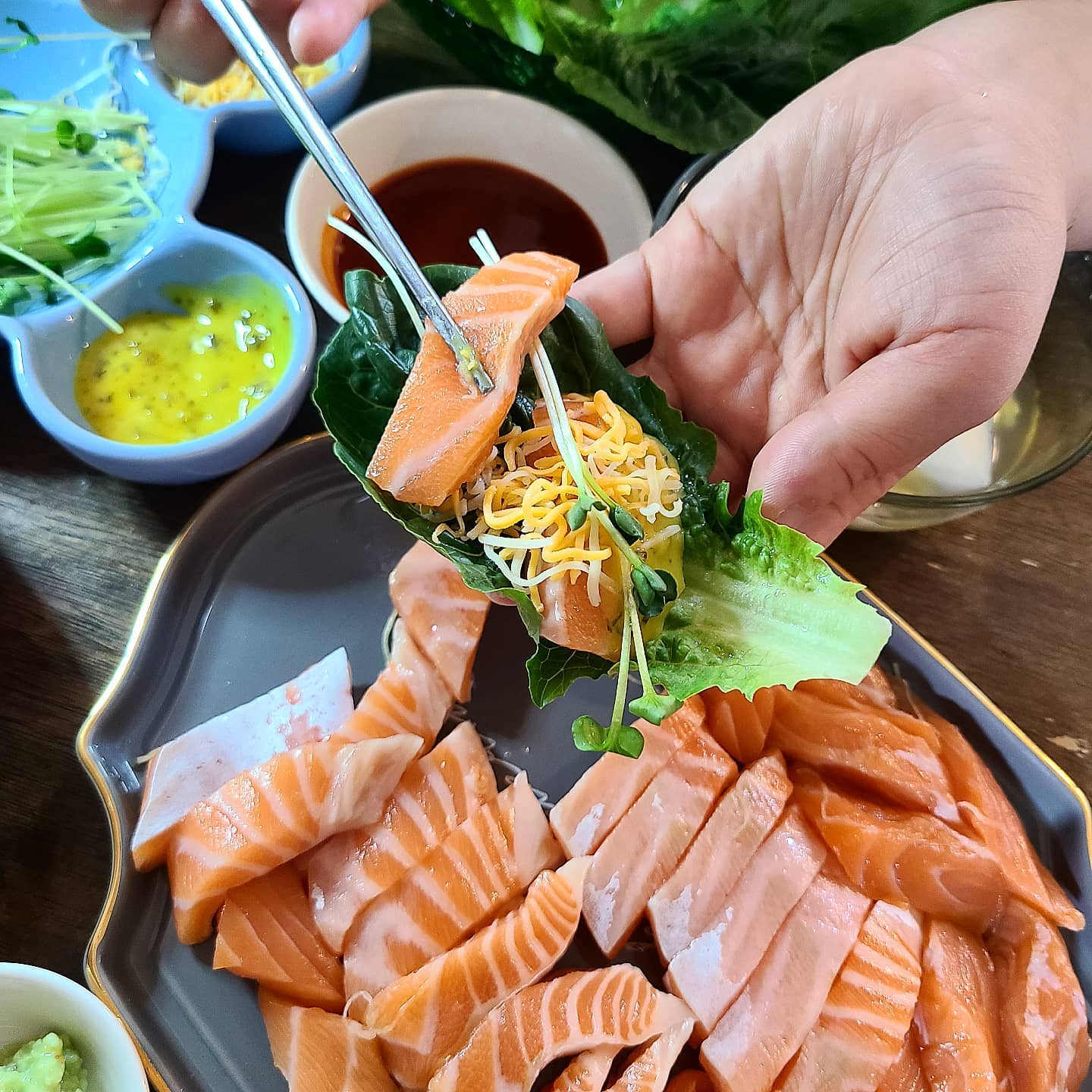 #오늘회제공 #연어회 한쌈 + #참숭어회 한쌈 #gafildlife  
로메인 + 치즈 + #생연어회 + 무순 +머스타드
피클드레싱  신조합  칭찬행 
.
향긋한 깻잎향에  #숭어회  듬뿍 
쌈장으로 마무리해  한국적인 쌈 스~~탈 
.
간편하게  #당일배송 되는 
#오늘회 회맛집  덕분에  
풍요로워진  #집밥  메뉴로 #주말  마무리 🤗
.
.
.
.
.
.
onul_hoi 
#오늘회 #회 #당일배송 #꿀조합 #우리집이회맛집 #모둠회