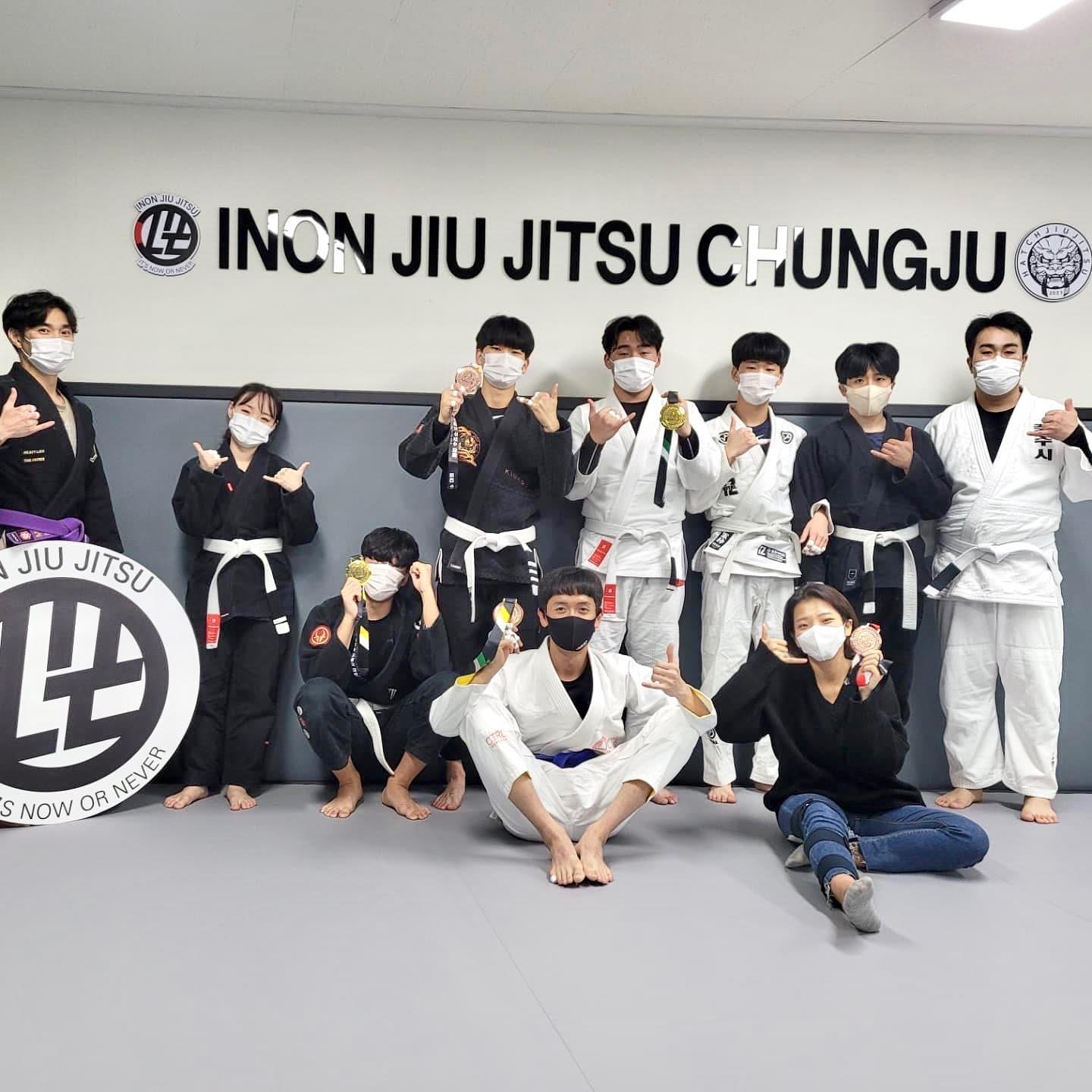 오늘도 주짓수🥋
어제 대회에서 힘써준 우리 팀원들 수고많았다!!

급작업하며 팀장직까지 올려주신 관장님 덕이 웃었어요 ㅋㅋㅋ😆

빨리 복귀해서 나도 운동해야지!

#직장인 #직장인스타그램 #주짓수 #충주주짓수 #인온주짓수충주 #인온주짓수 #단다운동기록