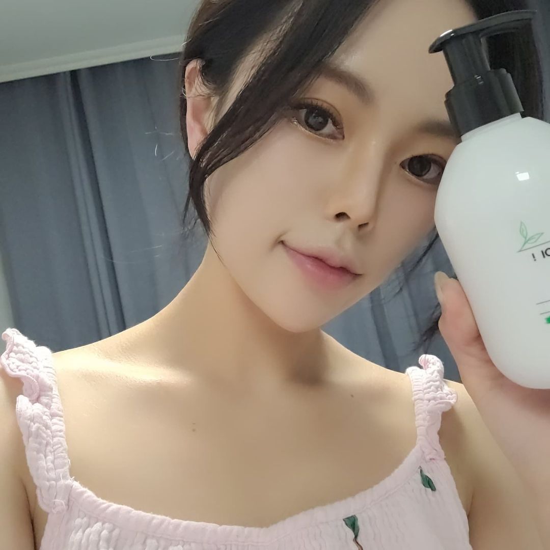 김슬아 on Instagram: “#협찬 추운날씨 화장은 하는 것 보다 지우는게 더 중요하데요 전 피부화장이랑 눈은 언더에 애교를 강조하는 메이크업을자주해서 최대한 자극없이 건조하지않으며 노