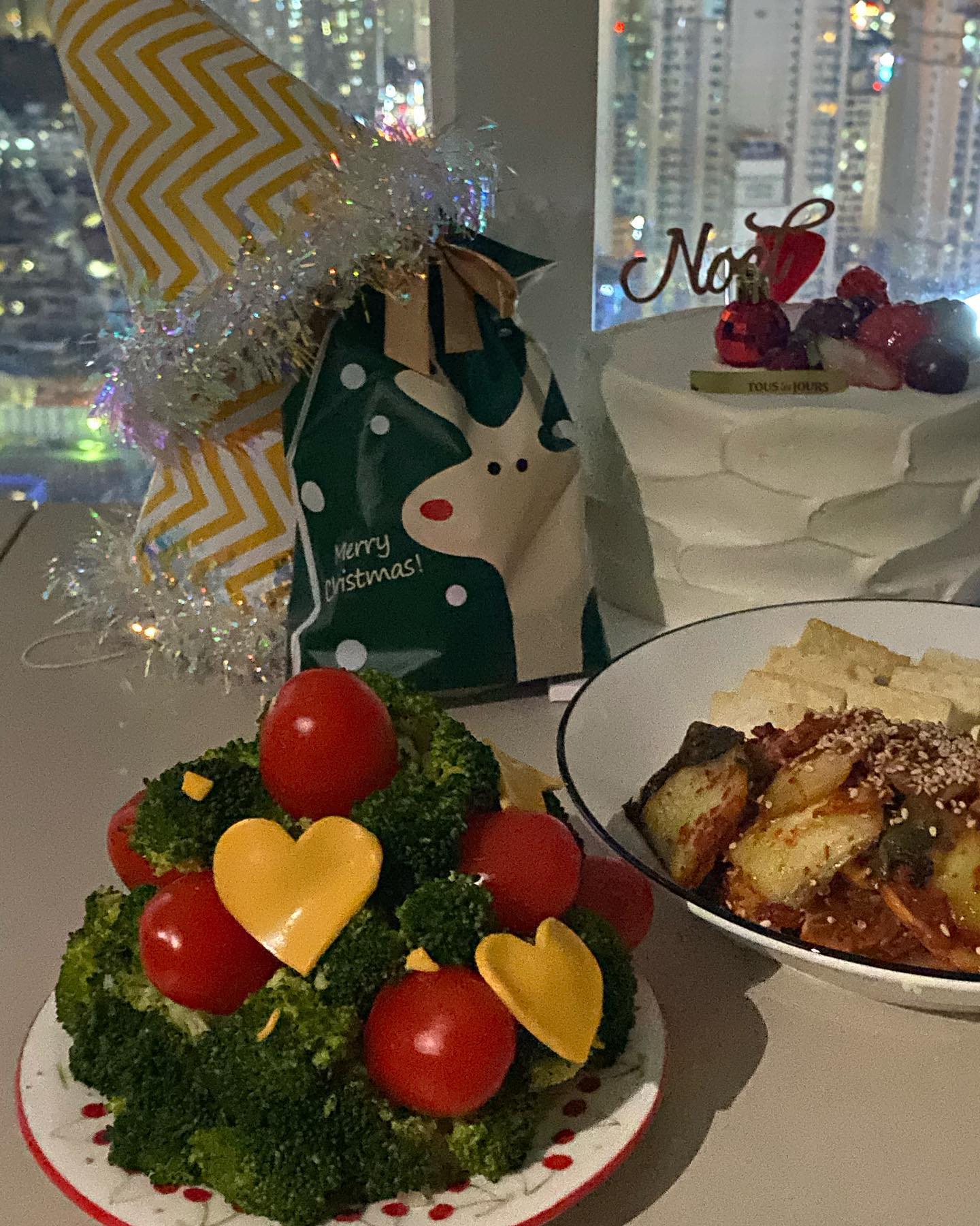 ෆ
•
•
항상 연말파티에 진심인 편🥂🍽
한 해 마무리와 함께 새로운 시작의 순간 💚
#12월추억 #크리스마스 #홈파티 #아멕스이벤트