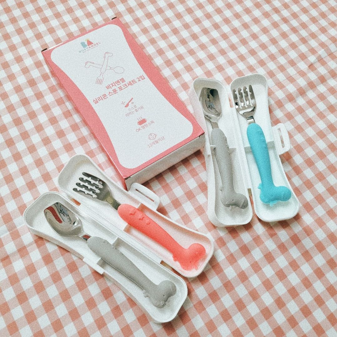 김다혜 on Instagram: “아가드 비지엔젤 수저포크세트🥄 떠아가 잡기에 딱 좋은 두께의 실리콘핸들로, 잡는 힘을 길러주며, 떠먹는 재미를 줘, 유아식 들어가면서 쭉 썼어용😉 확실히 플라스