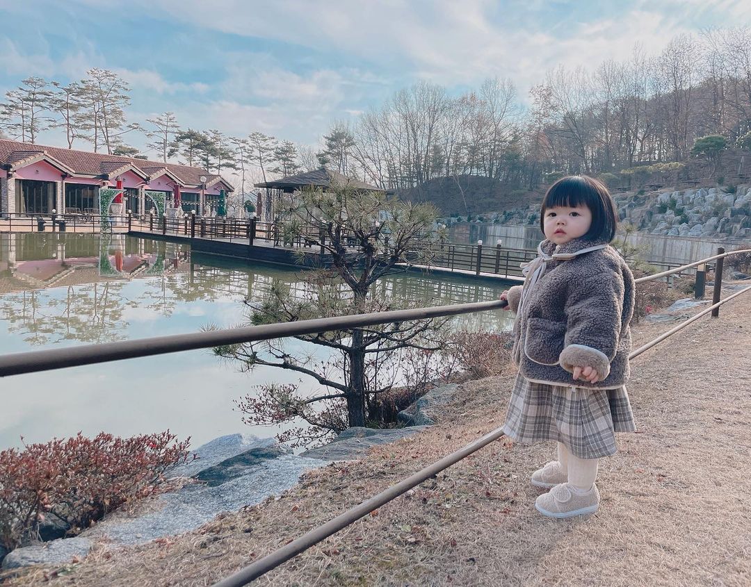 @jy___na on Instagram: “예나랑 나들이◡̈ 여주에 있는 숲을그리다에 다녀왔어요 예나랑 즐거운 시간을 보내고 왔답니다 숲을그리다안에 있는 고깃집 하르방에 가서 고기도 먹었어요:) 여기는