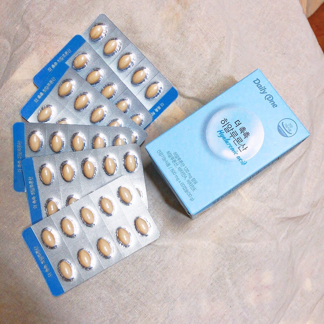 #협찬 나이가 들어서 그런지 요즘 피부가 심하게 건조해요 스킨케어 때문인가 싶어서 로션이랑 세럼도 앰플, 크림 모두 바꿔봐도 계속 건조하길래 히알루론산 캡슐 먹어봤어요

물을 아무리 먹어도 화장품을 바꿔도 건조하던게 신기하게도 좀 나아졌어요😊

피부 속 수분은 히알루론산이 유지시켜 주지만, 나이가 들수록 그 양이 줄어든대요.... 나이 먹는 것도 속상한데..😭

하루 2캡슐만 먹으면 돼요ㅎㅎ 목구멍이 작아서 큰 캡슐은 먹기 힘들어하는데 사이즈가 작아서 쓕 삼켜져요👍🏼

비타민A 비타민 E 역시 함유 되어 있어서 피부 보습에 좋아요💕

gmp 인증 제조 시설에서 안전하게 제조해서 마음 편히 먹었어요

PTP 포장이라 가방에 보관하기도 좋아요 아침에 까먹고 안 먹어도 가방만 뒤적이면 나오니깐 좋았어요😊

#히알루론산 #히알루론산영양제 #피부보습 #피부보습영양제 #피부영양제