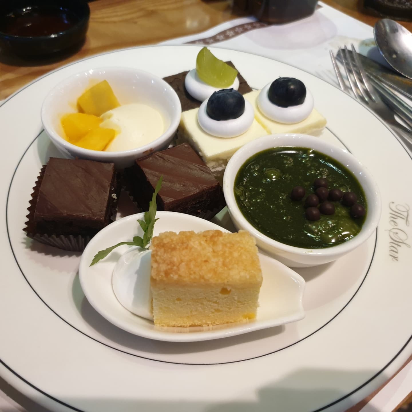 #부산맛집 #더스타뷔페 #내돈내산 
🎂생일기념으로 방문한 
서면더스타 뷔페입니다

주말 런치기준 1인 39000원이라는 가격이 아깝지 않을정도로 음식 구성이 다양했고
맛있었어요😍😍
함께간 친구들 모두 만족스러운 식사하였습니다💕💕

특별한날 더스타 뷔페 완전 강추드려요👍👍

🍀<위치>
전포역 3번출구에서 465m

<영업시간>
11:30~21:00(월화 정기휴무) 

🐥유삐 방문시간🐥
14:00~ 16:00 (런치 2부)

🍀총점
​
<더스타 뷔페 서면점 >
4.4 (재방문의사 O)
​
맛 : 5 ★★★★★
- 양식,일식,중식,한식,디저트 등 다양한 음식이 골고루 준비되어있음
전복과 스테이크 육회등 따뜻하고 맛있는 음식이 많았음. 
대체적으로 다 맛있었으나 육회가 특히 맛있었다💕
케익 종류도 다양하고, 망고스틴이 과일후식으로 나와서 상큼하고 좋았음
재방문 의사 10000%🤭❤

매장:4 ★★★★
- 5인이서 방문하여 5인석 테이블 지정받음
긴 테이블이라 비좁지 않았음
웨딩홀과 뷔페를 함께 운영하여, 주말에는 조금 붐비지만 좌석간 거리가 좁지않아 불편함은 크게 없었음
​
가격: 4 ★★★★
- 주말런치 기준 3만 9000원
망고스틴, 스테이크, 전복, 육회등 
먹고 싶은 음식들을 골라 먹을 수 있고,
가격에 비해 음식의 질이나 종류가 다양해서 좋았음
​
위치: 4★★★★
- 전포역 3번출구에서456m
교보문고 건물 뒷편
(주차장 有)
​
서비스: 5 ★★★★★
- 직원분들 모두 친절하시고,
접시들을 바로바로 치워주셔서 편했음.

#부산맛집추천 #부산뷔페 #부산더스타뷔페  #서면뷔페 #서면더스타뷔페 #부산존맛  #부산가볼만한곳 #부산핫플레이스 #부산핫플 #부산기념일 #부산기념 #부산진구맛집 #서면맛집 #서면핫플 #서면가볼만한곳 #부산외식 #부산데이트 #부산여행 #생일맛집 #부산모임 #부산모임하기좋은곳 #부전역맛집 #먹스타그램 #맞팔가요  #좋반 #일상스타그램 #생일스타그램