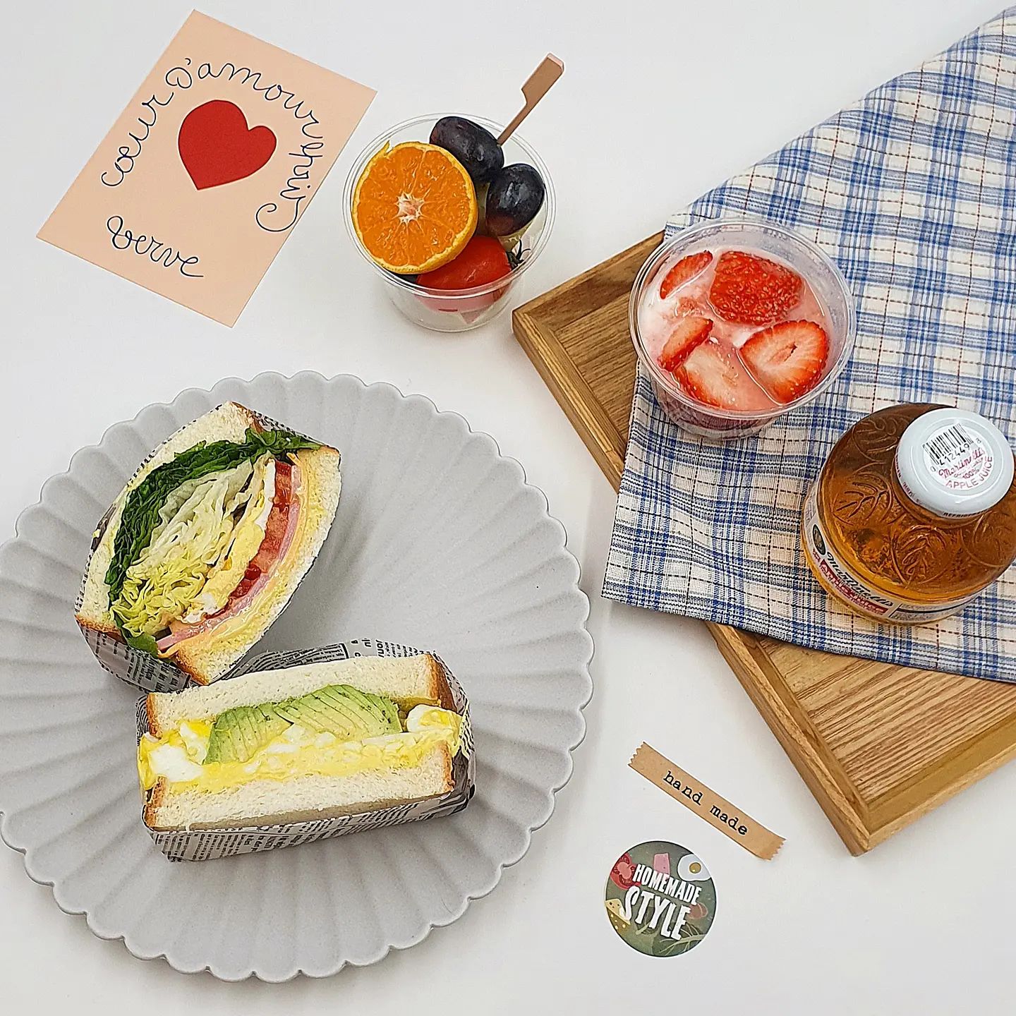 🍓🥪 송파 양자의 과일디저트카페
⠀
남편이 아침에 밥을 먹는 대신 간단하게 샌드위치 등으로 식사하는 걸 좋아하거든요.
집 근처에 평이 좋은 수제 샌드위치 집이 있어서 주문해 보았어요.
⠀
저는 아보카도 계란 샌드위치, 계란 샌드위치, 과일컵 8온즈, 딸기과일 요구르트를 주문했습니다.
(샌드위치 말고도 각종 음료와 샐러드도 판매해요!)
⠀
먼저 아보카도 계란 샌드위치는 정말 부드럽고, 아침에 부담 없이 먹을 수 있는 샌드위치! 🥑🥚
계란이 5개나 들어갔다고 하더라고요. 정말 든든했어요.
⠀
계란 샌드위치는 야채들을 맘껏 즐길 수 있는 샌드위치였는데요~ 🍳🥗
사장님께서 직접 청과물 시장에서 과일을 맛보고, 신선하고 맛있는 거만 골라서 구매하신다던데 그래서인지 샌드위치 안에 과일과 야채들이 정말 싱싱!!! 야채의 아삭함이 일품이었어요.
⠀
과일컵의 과일들은 달달하니 맛났고, 딸기과일 요구르트는 생딸기, 딸기청, 그레놀라가 들어갔는데 요구르트 맛도 고급 지고 딸기가 많이 들어있어서 좋더라고요. 🍓🥝
⠀
원래 관공서, 은행 등에 과일컵과 샌드위치 납품하시다가 배달 앱에도 판매를 시작하신 것 같더라고요.
앱으로도 이렇게 질 좋은 품질의 과일과 야채를 먹을 수 있어서 완전 만족 😏👍
송파, 방이동 근처 사시는 분들 신선한 야채나 과일 샌드위치, 샐러드가 먹고 싶을 때 송파 양자의 과일 디저트 카페에 주문해 보셔요!
⠀
#송파카페 #송파디저트 #송파브런치 #송파과일 #방이동과일 #방이동브런치 #방이동카페 #방이동디저트 #협찬