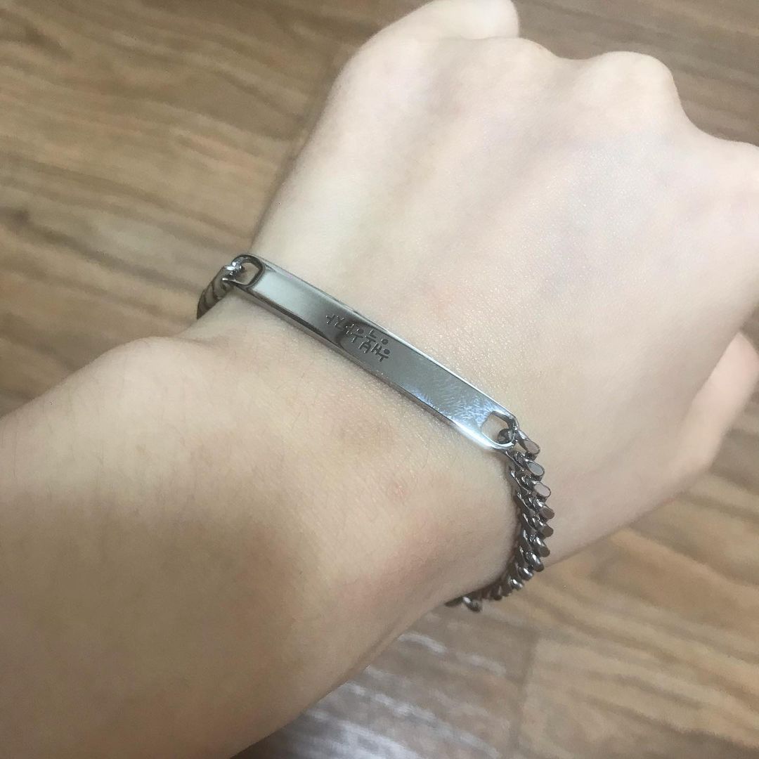 @yerim.eat on Instagram: “#협찬 #데일리유니크 ✔️데일리유니크의 1+1이니셜 커플팔찌는 수술용 매스를 만드는 서지컬스틸이라는 소재의 제품이라 변색이 드물고 알러지 발생 빈도가 매우 적