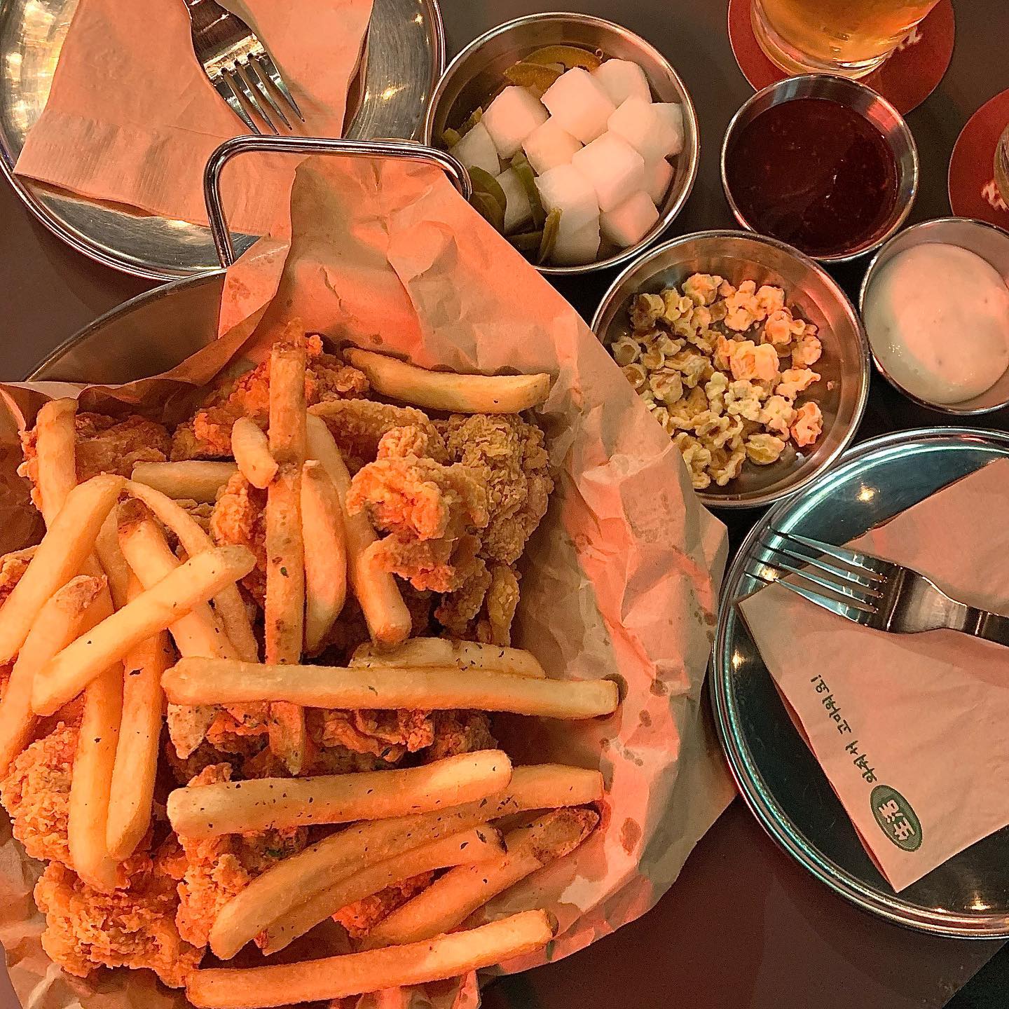 #협찬 #생활맥주⠀
⠀
감히 제 인생 치킨🍗이라고 말할 수 있겠습니다….⠀
솔직히 치킨 맛집은 아무 양념없이 오로지 후라이드만 놓고 보았을때 더 맛있는 곳이 아닐까요?⠀
여기 후라이드 먹고 진짜 감탄했어요…🤭💓⠀
⠀
거리가 집에서 멀어 자주는 못가겠지만, 혹시 이 근처로 갈 일이 생기면 지인들한테 무조건 추천하고 싶은 곳 이랍니다 ⠀
⠀
“맥주랑 어울리는 치킨은 따로 있다” 가 이 매장 모토인 듯 한데, 그럴만 합니다⠀
⠀
맥주 종류도 참 많아서 기호에 따라서도 먹고, 이것저것 골고루 마셔볼 수 있겠더라구요⠀
⠀
글쓰다 보니 또 먹으러 가고싶다….🤤💓⠀
⠀
<생활맥주>⠀
- 앵그리버드와 감자(순살) : ₩21,000⠀
- 인생맥주 : ₩6,500⠀
⠀