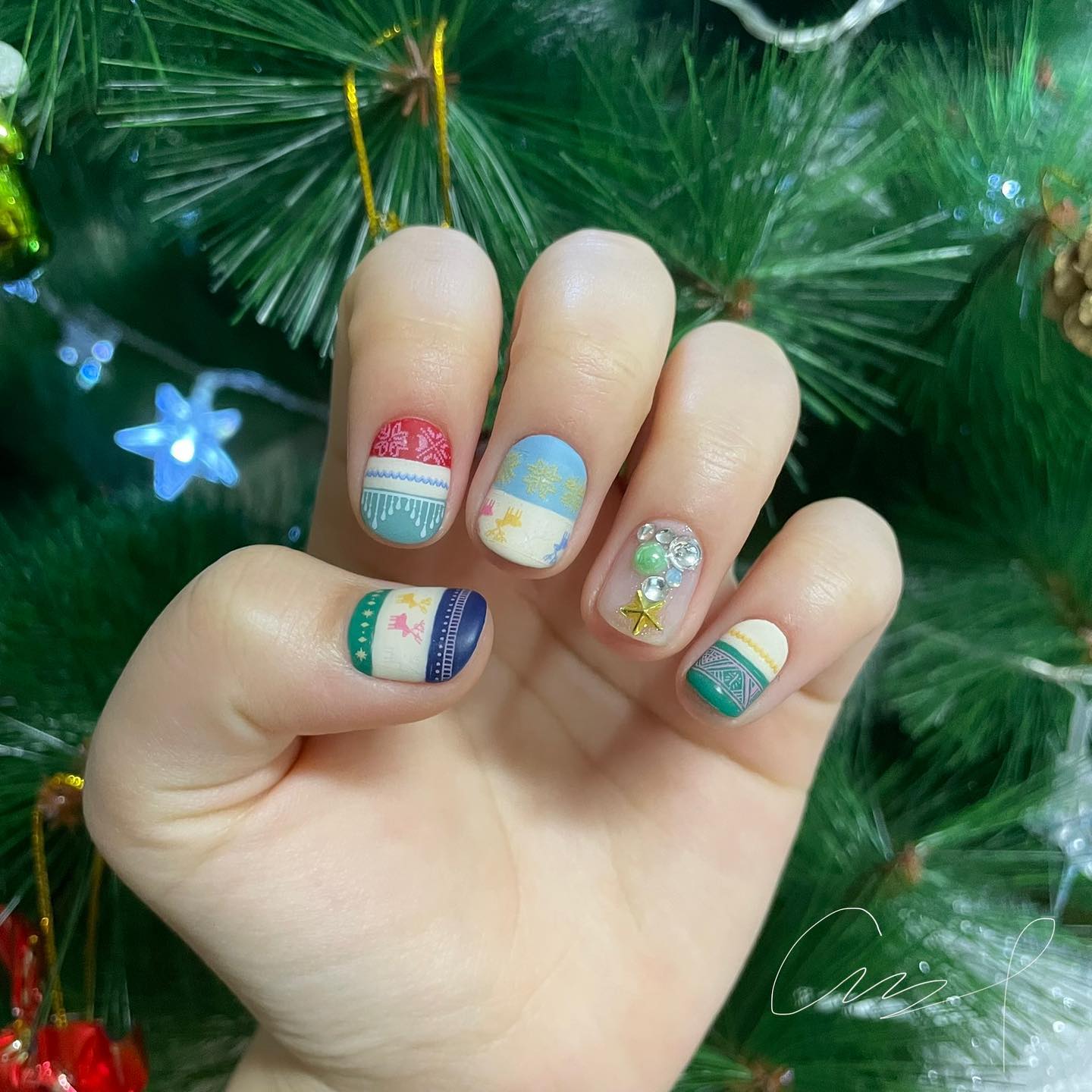 겨울네일🎄☃️

컬러-엘비아 케미젤 lvia_official 

스티커-메이크엔 노르딕 make.n_shop 
얇고 너무 잘붙어서 완성도 높은 아트를 만들수 있어용❤️
메이크엔 노르딕 짱!!

#겨울네일 #노르딕 #메이크엔 #셀프네일 #학생네일 #네일스타그램 #엘비아 #네일스티커 #selfnail #nailart