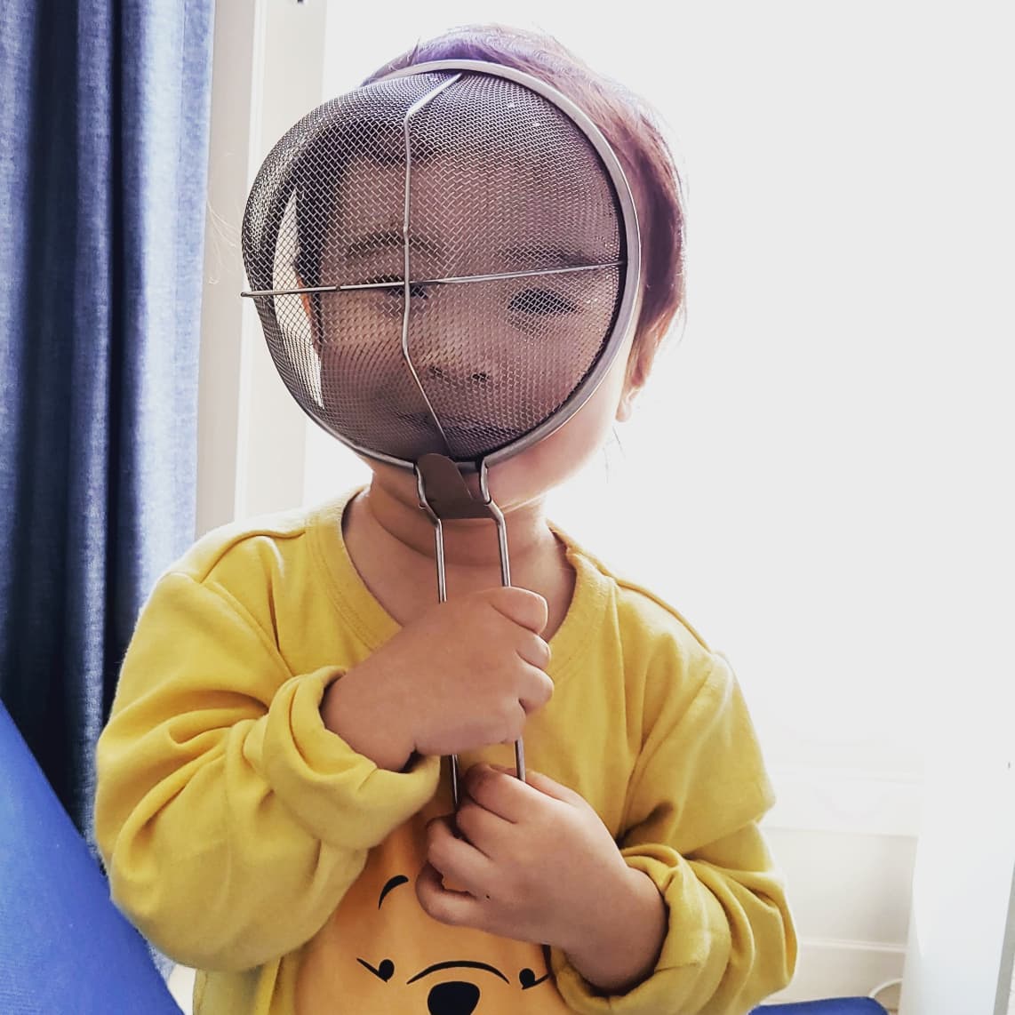 다율아~
주방에서 채반을 언제 가지고 온거야?😆😆
.
채반으로 가려지지 않는 장꾸미~🥰
채반을 가면삼아 바라보니까 더 재밌남?ㅋㅋ
저러고 이리저리 왔다갔다 ㅋㅋㅋ 
요새 귀염지수가 팍팍 오르넹 😍😍
.
#펜싱선수 가 얼핏 떠오르는 ㅋㅋ🤣
.
엄마의 국가대표는 다율이다잉 ㅋㅋㅋ❤