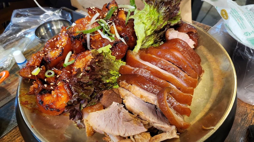 햄덕햄덕 on Instagram: “#호야네족발 열심히 다이어트해서 몸무게가 줄었는데 근손실이였다는걸 알게된 그런 날....🤣 족발을 먹기로 결정했어요. 족발엔 콜라겐이 가득하
