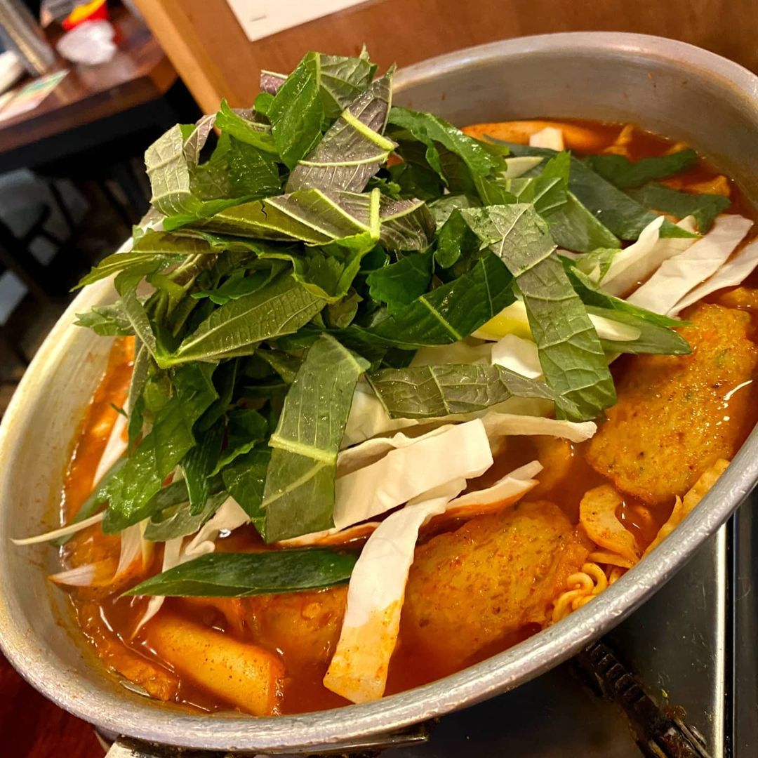 햄덕햄덕 on Instagram: “또 볼수밖에 없는 떡볶이집 엄청 특별한 재료가 들어가지 않아서 더 맛있어요. 정말 기본에 충실한 맛있는 떡볶이라서 이렇게 인기가 많지 않을까