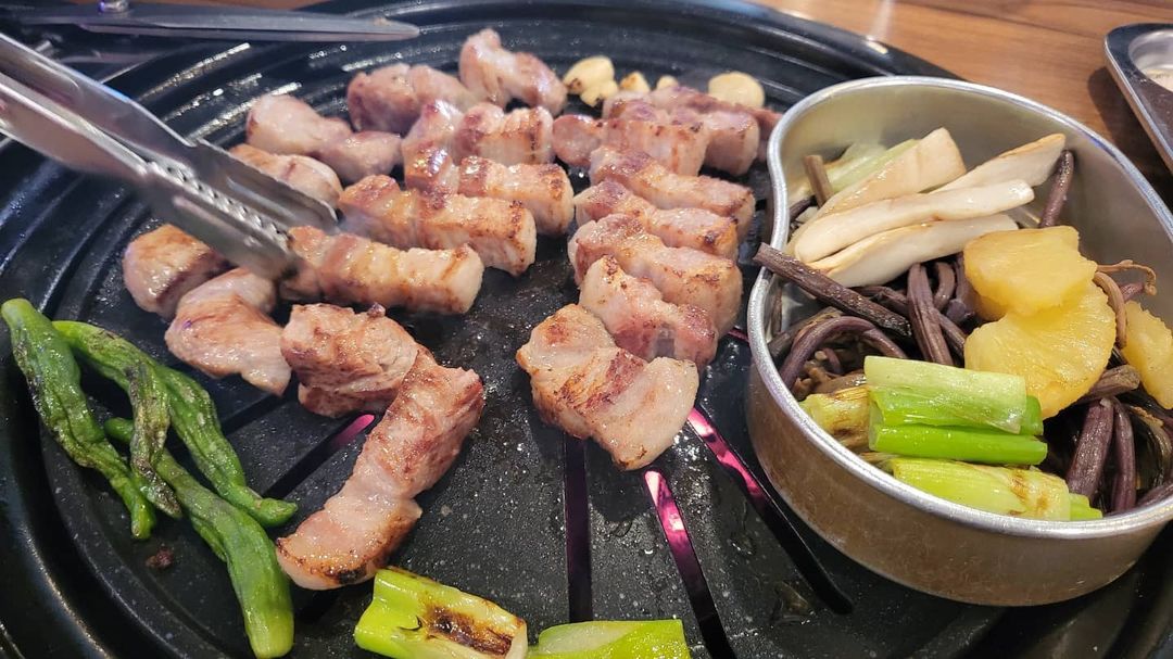 햄덕햄덕 on Instagram: “#도림식당 정말 오랫만에 돼지가 먹고싶었지만, 직접 구워먹고 싶지는 않았어요. 굽다보면 누군가는 속도가 처지기 마련이거든요🤣 (게으름의 끝