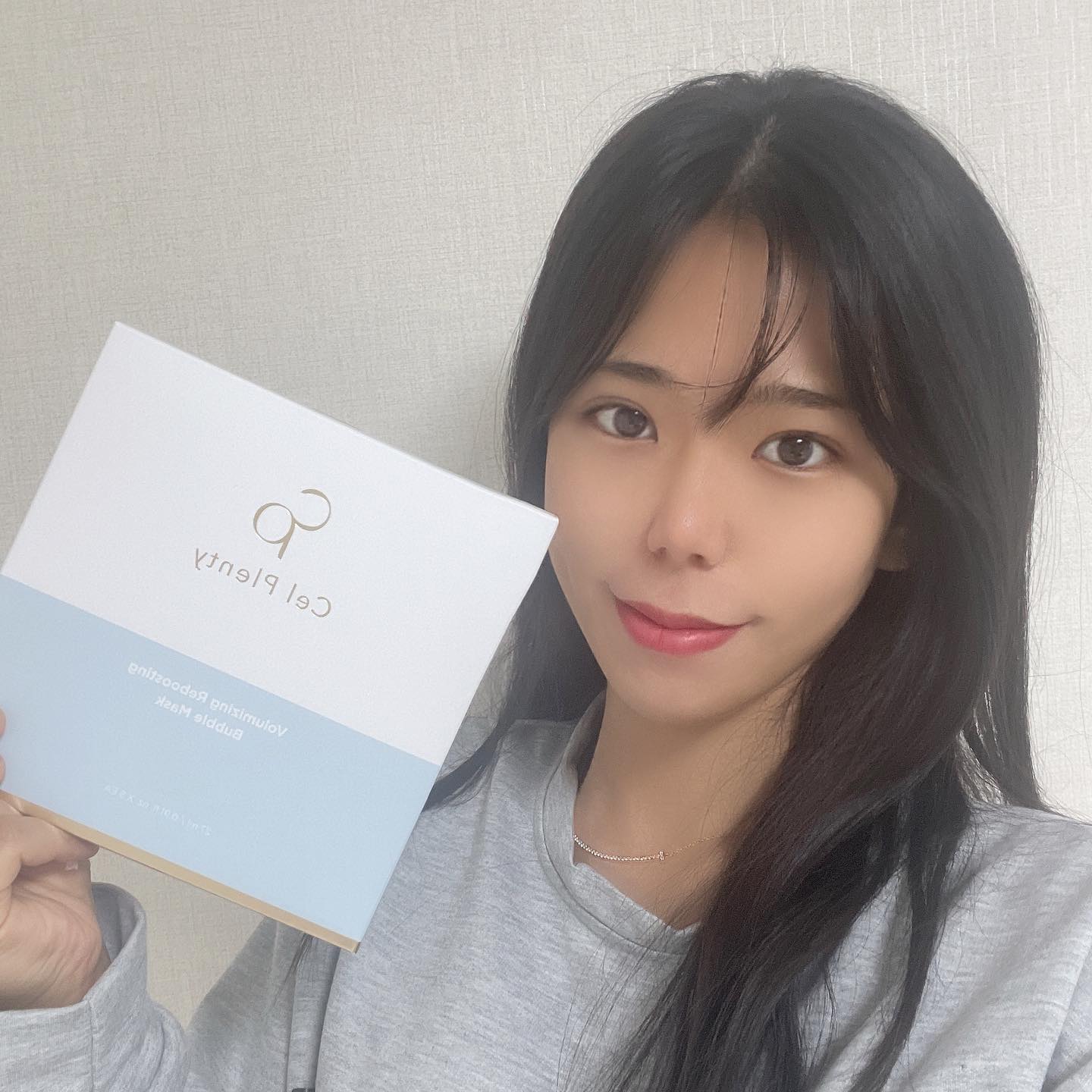 #협찬 #광고 #모델 #진공주 
👉🏻셀플렌티 마스크 팩👈🏻
이 제품은 중국수출을 목적으로 
현재 중국에서 많은 사랑을 받고 있는 
제품이고 한국에서 생산된 제품이며 
한국제품 입니다 ! 
한국에서도 런칭 준비 중이구요 ◟̊◞̊ 

제가 예전에 화장품 판매업을 할때 
펩타이드 성분으로 에센스에서 
바블이 생겼엇는데, 
마스크팩에서 버블이생기는건 
처음이라, 너무 신기 햇어요 !! 

요 아이는 4대 효과를 볼수 있는데요! 
1 장벽강화 2 주름개선 3 피부탄력테어 4리부팅 효과가 있구요 
스킨케어 까지 가능한 제품이라
사용하면 만족도가 높을거같아요 ☺️☺️

사용법은 영상처럼 
팩을 한후, 약3-4분후 버블이 일어나면
마사지 하듯 팩을 문질러주고 
2차 버블이 생성되면 두들겨 흡수 시켜주고 
10분후 마스크팩을 제하고 미온수로 행궈 주면 됩니다! 

	
#셀플렌티 #Celplenty #CP펩타이드에센스 #CP버블토너 #토너추천 #에센스추천 #쇼핑스타그램  #화장품  #코스메틱 #인스타뷰티 #오늘의화장품 #뷰티그램 #뷰티팁 #뷰티꿀팁 #인생템  #뷰티템 #뷰티톡 #화장품그램  #화장품추천  #존예보스 #영롱보스  #소통 #선팔 #좋아요 #팔로우