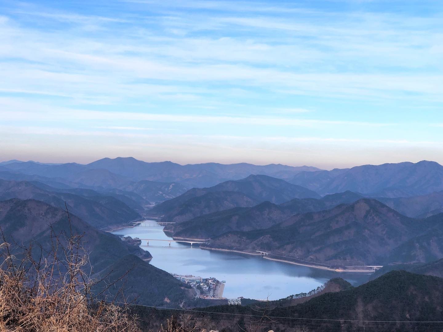 #화산산성전망대  요새 핫플이라 그런지 #군위 여행 중 가장 사람 많았던 곳.
일몰 시간 맞춰서 올라갔건만 해는 다른 위치에서......
이쁘게 펼쳐진 풍경에 넋잃고 보다가 내려옴.

숙소 찾다가 알게된 핫플인데 나만 알 수 없으니 

여기서 별도 많이 보인다던데...별보러 가지 않을래?

#군위여행 #군위 #화산산성전망대 #화산산성 #화산산성풍차 #군위핫플 #숙소도멋있 #차박해야지 #여행스타그램 #일상스타그램 #경북여행