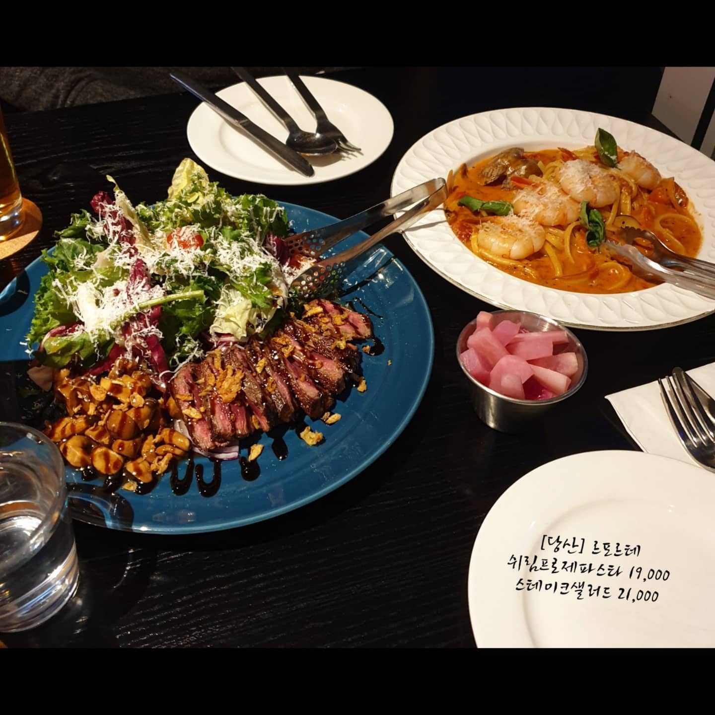 🤸‍♀️ 오랜만에 왔어요!!

당산역 맛집으로 오랜만에 피드 올려보아여😊 

댓글 답방도 얼른 갈게요!(🤟❤)

ㅡㅡㅡㅡㅡㅡㅡㅡㅡㅡㅡㅡㅡㅡㅡㅡㅡㅡㅡ

🔶️1. 당산 르포르테🔶️

분위기 좋은 다이닝펍이에요.
한강뷰라는데.. 저는 친구뷰에 당첨되어서 친구 얼굴보다왔어요🥲
맥주, 와인 등 다양하게 팔더라구요.
데이트, 잔잔한 회식 장소로 추천합니다!

🔸️쉬림프 로제파스타: 소스 일단 합격! 로제 정말 Top3 안에 꼽아요.
새우도 통통하고 양도 많아요. 면도 쫄깃한데 간이 잘 되어있어서 좋았어요.👏

🔸️스테이크샐러드: 오리엔탈이랑 발사믹소스라 무난하고, 맥주나 와인이랑 곁들이기에 좋아요! 고기 굽기정도는 선택 가능해요.

🔷️2. 당산 로뎅바🔷️

한 잔 하기 딱 좋은! 그런 bar입니다😏
테이블도 있고 바도 있어서 혼자 먹기에도 부담없어 보였어요. 따라부르고 싶은 음악들이 나와서 흥 나는 건 시간문제..

🔹️프리미엄 7종세트: 나풀이랑 청양, 치즈 등이 있어요. 흔해보이지만 흔치 않은.. 웬만한 곳에서 어묵탕 시키는 것보다 100배정도 낫답니다! 국물도 시원하고.. 술이 술술들어가요🤤

ㅡㅡㅡㅡㅡㅡㅡㅡㅡㅡㅡㅡㅡㅡㅡㅡㅡㅡㅡ

모두모두 감기, 독감, 코로나, 변이들 조심하시구 
행복한 12월 되시기를 바랄게요🥰

#당산맛집 #당산역맛집 #다이닝펍 #당산르포르테 #르포르테 #스테이크샐러드 #쉬림프로제파스타 #맥주한잔 #당산로뎅바 #로뎅바 #당산술집 #어묵 #어묵맛집 #어묵탕 #음식으로진심을말하다 #먹팔환영 #먹팔맞팔 #오늘뭐먹지 #먹스타그램 #food #pasta #salad