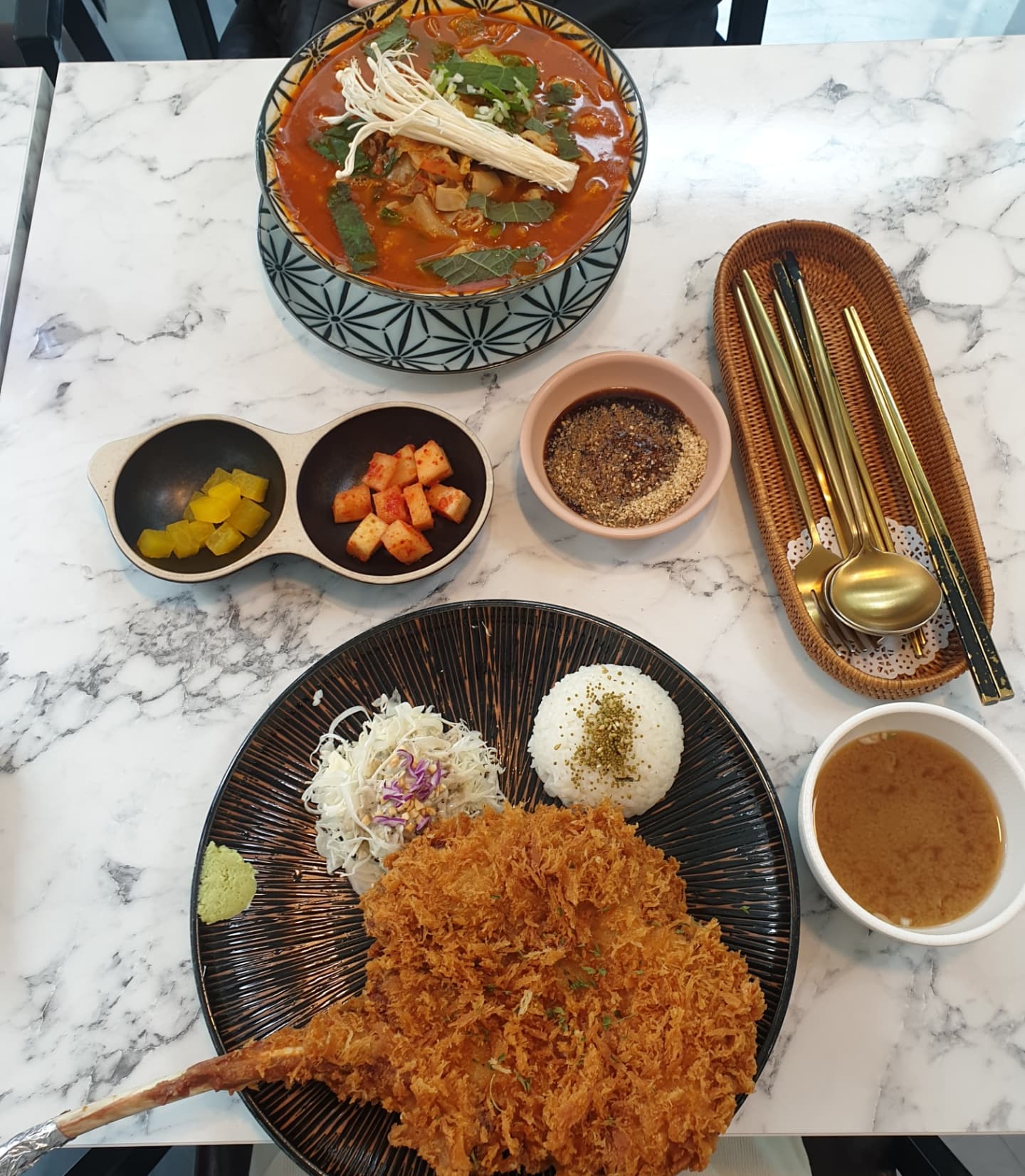#협찬 #유미돈 #부산맛집 #토마호크돈까스 

"토마호크 돈까스"라고 들어보셨나요??

저는 토마호크를 스테이크로만 먹어보았지 
돈까스는 처음 알게 되었는데
고소하니 넘 맛있더라구요 

부산 수영구 망미동에 위치한
토마호크 돈까스 맛집
 <유미돈> 방문후기입니다!!

토마호크 돈카츠처럼 이색메뉴들이많고
분위기도 좋아서
부산 돈까스 맛집으로 추천드려요

🍀<위치>
망미역 8번출구 89m

<영업시간>
11:30 ~ 21:00 (매주월요일 휴무)
15:30 ~ 17:00 (브레이크 타임)

🍀총점
​
<유미돈 >
4.2 (재방문의사 O)
​
맛 : 4 ★★★★
- 🍖토마호크 돈카츠
튀김옷이 바삭바삭하고 고소하여 씹는맛이 있음.
튀김 속 고기는 살코기로 꽉차있고
씹을때마다 육즙이 나오면서 부드럽게 넘어감
겉바속촉이 명확한 돈카츠

-🥘소곱창 쌀국수
소곱창이 듬뿍들어가 있어
국물맛이 고소하면서
 개운하고, 얼큰함
해장하기에 딱좋은맛

​
매장:4 ★★★★
- 4인석 테이블 10개정도로 꽤 넓은편.
화이트톤, 대리석 테이블들로 
인테리어 되어있어 깔끔함.

가격: 4★★★★
- 토마호크 돈카츠 12500원
소곱창 쌀국수 12500원
오미자에이드 2500원

토마호트 돈카츠와 
소곱창쌀국수가 이색적이였고
가격대비 양이 많았음.
​

위치: 4★★★★
- 망미역에서 8번출구 89m
주택가 사이의 화이트톤 건물로,
간판이 커서 찾기 쉬움

​
서비스: 5★★★★
- 직원분이 친절하시고
음식과 수저등이 모두 정갈하고
 깔끔하게 나와서 먹기 편했음

#부산맛집 #부산맛집추천 #부산핫플 #부산외식 #부산데이트 #부산가볼만한곳 #부산돈까스 #부산돈까스맛집 #수영구맛집
#망미역맛집 #망미동맛집 #망미동돈까스 #망미역돈가스 #수영구돈가스