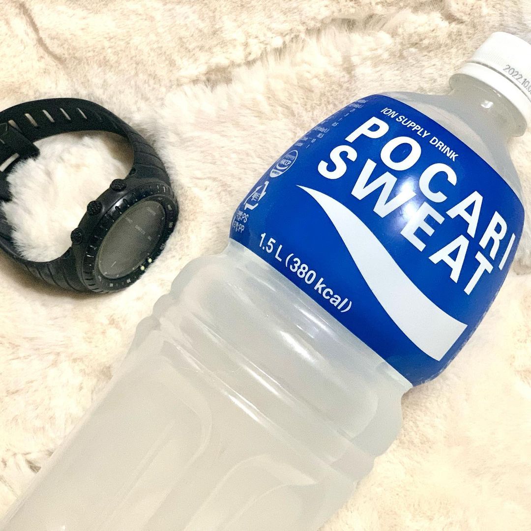 스윗수 on Instagram: “#협찬 @pocarisweat_kr 지금 국내 수분 음료 #포카리스웨트 가 1인 가구 키트 이벤트 진행중이에요 이건 참여해야해🏃‍♀️❤️ 평소 수분보충 중요한데 아플 땐