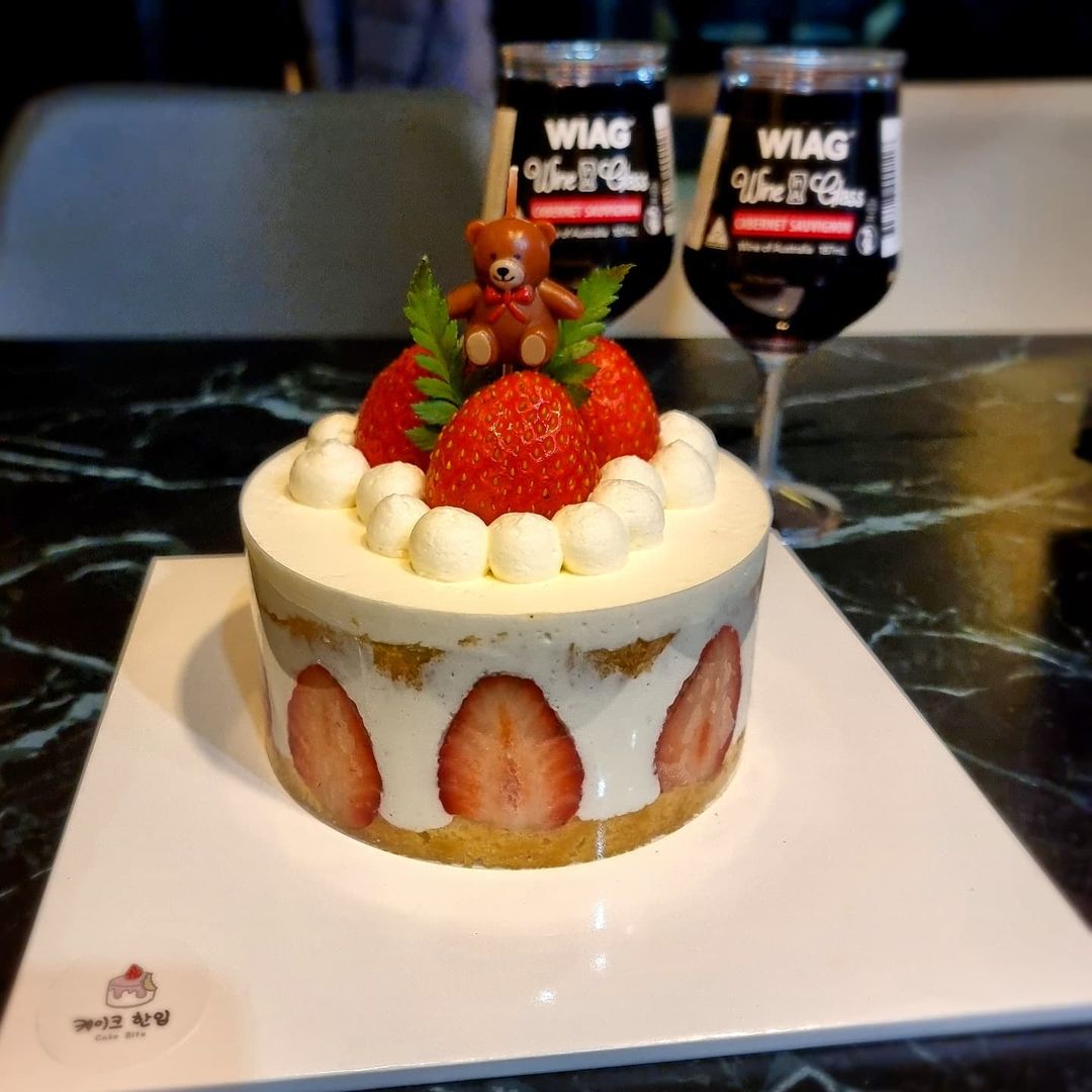🍒봄양의 맛있는 일상페이지🍒 on Instagram: “남치니와 5주년 기념으로 경주여행갔다가 케이크가 이쁘다는 집으로 가서 바로 #딸기케이크 get get~ 🍓 🍓 딸기생크림케이크는 먹으면 먹을수