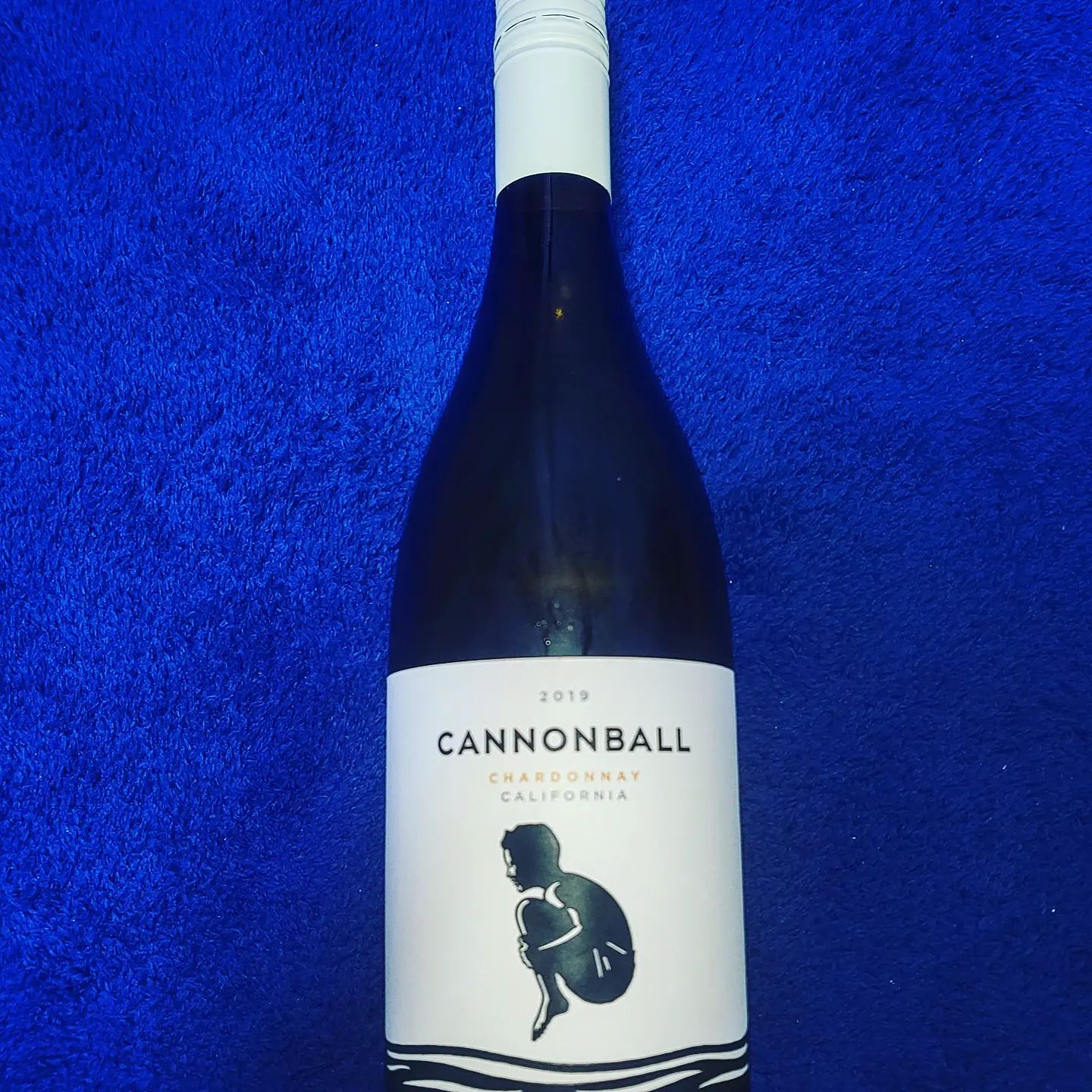 이름 : 캐논볼 샤도네이(CANNONBALL) 2019
평점 : ★★★☆☆
한줄 평 : 과수원 옆 수영장

 서브미션부터 시작해 미국 와인에 맛들리기 시작한 나. 이번엔 샤도네이를 먹어보고 싶어서 마트에서 입문용 미국산 샤도네이로 캐논볼을 추천받아 도전! (사실 뽀글 샤도네이를 먹고싶었지만 팔지않았다고..)

 와인 표지에 대해 좀 찾아보니 캐논볼 뜻이 무릎을 안고 다이빙하는 모습이라 그걸 표지에 표현해논거였다. 

 첫 향은 은은한 과일향에 색깔은 연한 황금색(사진 못 찍었..)이고 뒤이어 오크향도 옅게 났다. 생각보다 오크향이 덜 하더라..
 
 생각보다 드라이 하다는 평이 많아서 쿠*에서 산 과일 치즈 플래터랑 매치해서 먹었는데 플래터가 생각했던것보다 새코미 달코미해서 과일향이 많이 섞이는 느낌 와인 과실향이 묻히는 느낌이 들어 그 중에 그나마 덜 단 치즈랑 같이 먹었다. 

 과실향 중에서도 누런 과일(사과, 레몬, 파인애플)냄새가 많이났다. 나무 냄새도 쪼금 났는데 오크향인가.?

*내돈내산 자취생 리뷰입니다. 의견, 소통은 댓글, 디엠 둘다 환영입니당.