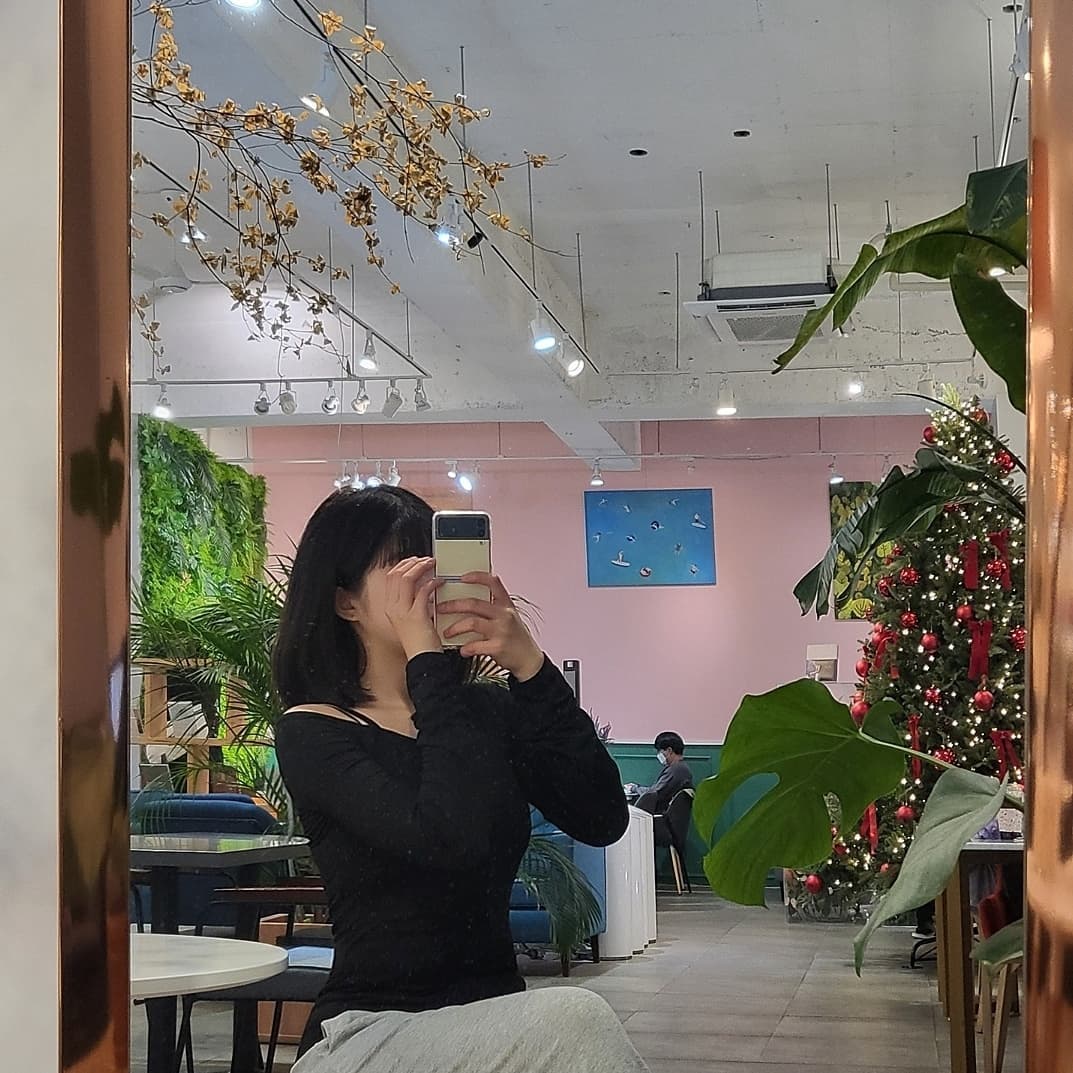 정서연 on Instagram: “#협찬 테라상사에서 갤럭시 z플립3 비스포크 스티커 보호 필름을 보내줬어요! z플립3 살때 크림 살까 라벤더 살까 엄청 고민했었는데 보호 필름 이면서 라벤더가 질릴땐