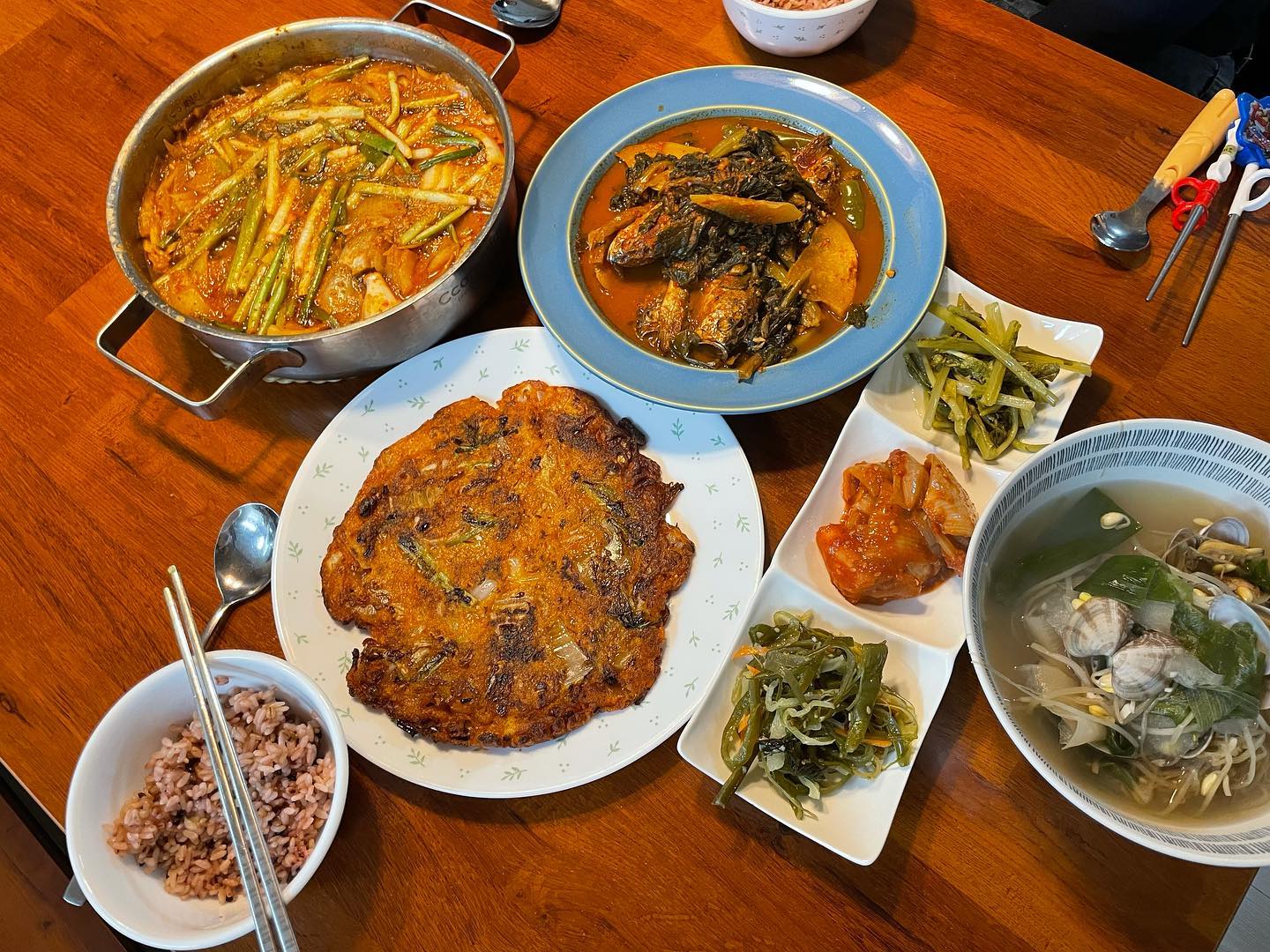 .
김장 전날은 묵은지 반찬이 국롤
참치통조림으로 참치김치찌개 끓이고 김치전 했는데 남편은 왜 참치김치찌개를 안좋아할까🤔
.
저는 참치파 남편은 돼지고기파
결혼전에 김찌는 무조건 참치였는데 결혼하고 나서는 참치김치찌갠 잘 안먹게 되는 듯해요
.
이글을 보고있다면…
 참치김치찌개 해준 날 밥 좀 팍팍 먹어라 남편아😤
.
#김치찌개
#참치냐돼지냐
#고니네집밥