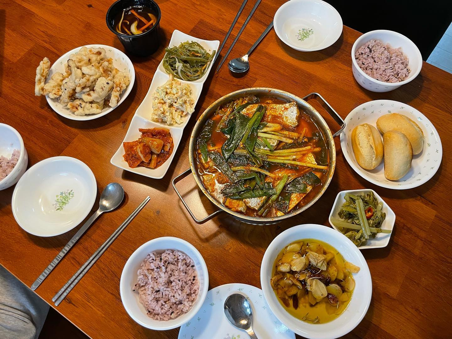 .
밀린피드 올려보기
동생이 집에 놀러와서 이것저것 꺼내먹었어요
가장 못하는 반찬 중 하나가 생선조림인데,
요즘 생선조림에 빠진거 있죠
.
열심히 만들다 보면 맛있어지겠죠 뭐…
이 날은 조림이 조금 짯어요
정체는 갈치조림
.
#고니네집밥
#갈치조림