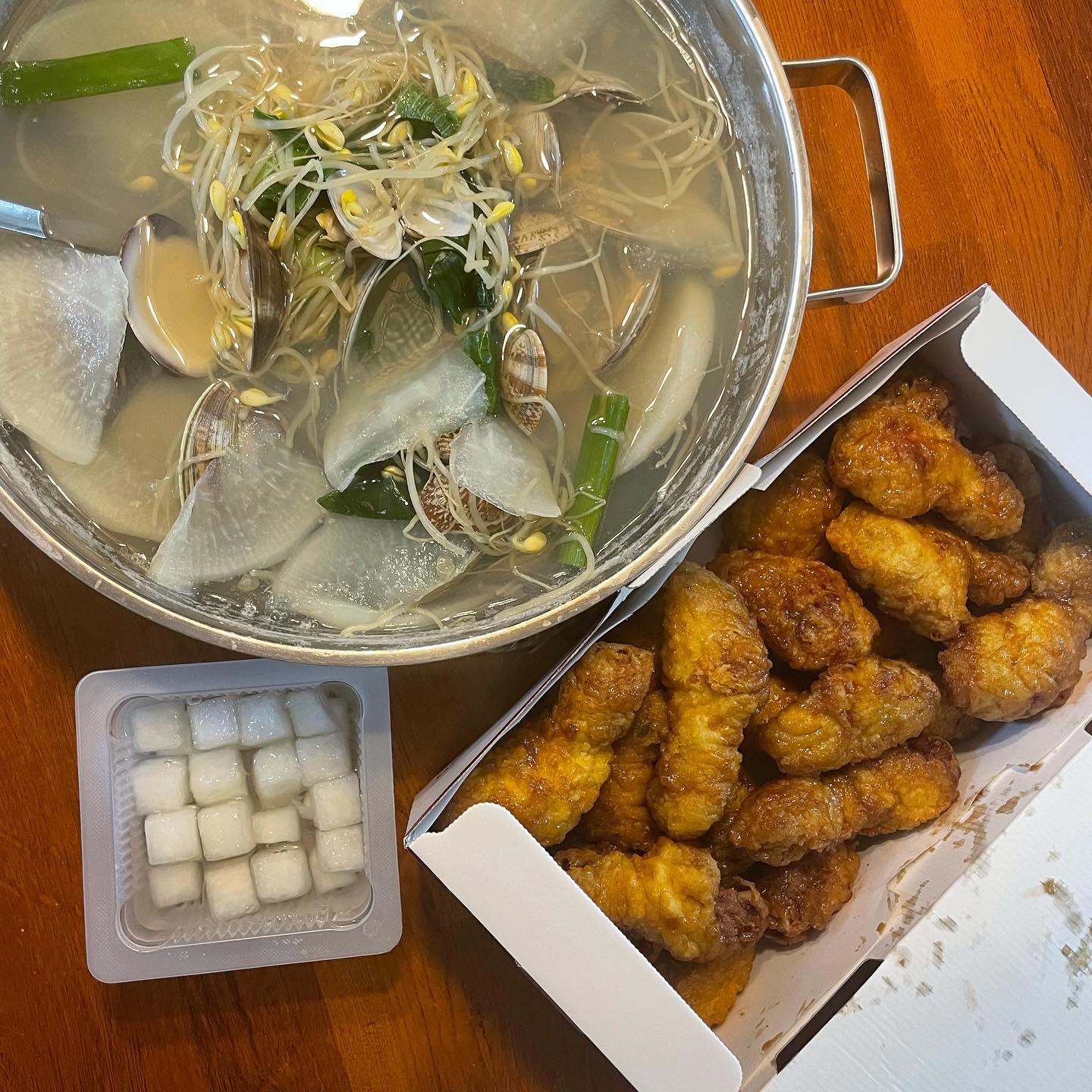 .
조개탕해주라는 아이 말에 장봐와서 끓여줬건만 허니콤보에게 완패당한 날
.
남편주식 하락날
치킨시켜죠~~~ 했었다죠
.
#😭
#고니네집밥
#교촌치킨 
#허니콤보
#조개탕
#그렇다고한숟갈도안먹기있냐