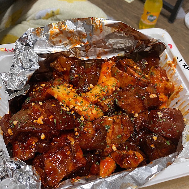 이른 밤에 저녁겸 야식으로 불족발을 시켰어요 언능 사진찍고 글 올리고 먹으러 가려구여 제가 그냥 족발은 많이 먹지 않는 편인데 불족발은 .. 매번 먹고 싶은 맛.. 너무 맛있어요! 매워도 최고!
#불족발 #족발
.
.
.
#맞팔 #선팔하면맞팔 #맞팔해요 #인스타그램 #좋아요 #좋반 #셀프네일러 #카페추천 #일상 #일상스타그램 #셀피 #셀카그램 #셀카 #셀기꾼 #좋튀 #얼스타그램 #선팔 #필터 #오오티디 #주말 #인친환영 #일상 #일상스타그램 #좋아요반사 #팔로우환영 #선팔맞팔 #주말 #야식 #저녁밥상