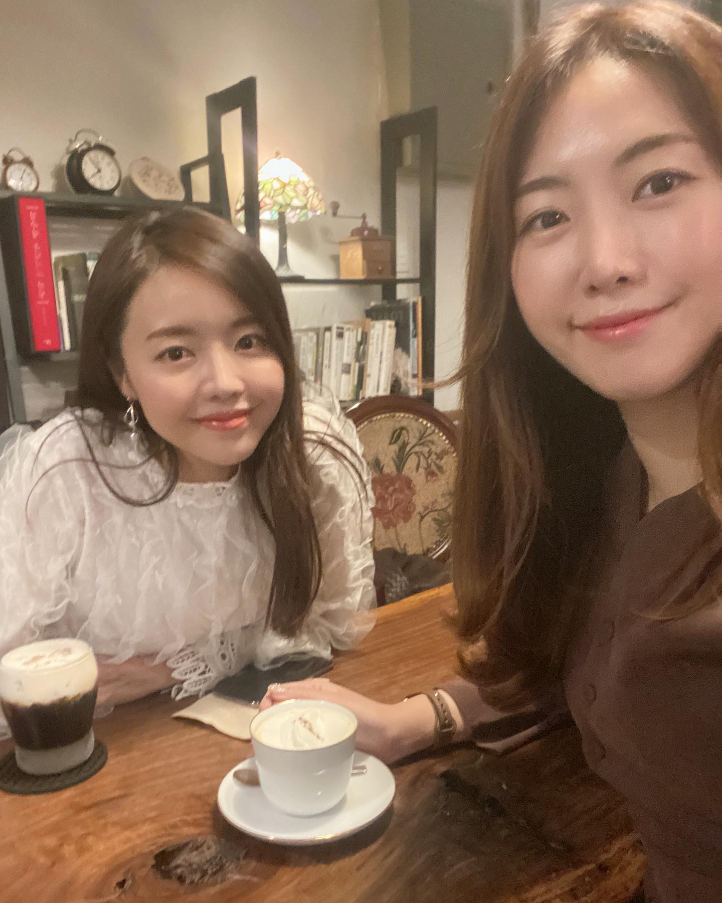 #오랜만 #생존신고
얼마만의 인스타 업뎃인지😂
#망원동 #카페동경 가서 나옹이랑 신나서 사진찍기📸
같이 염탐도 하고😎 요즘 고민 많은 내 이야기 많이 들어줘서 넘 고마운 나옹이… 힐링했던 오늘 넘 좋았엉💕😚