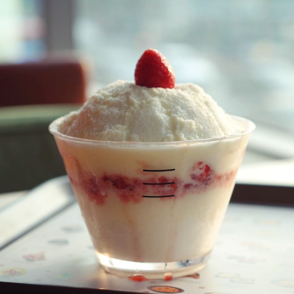 🍓
딸기디저트가 넘쳐나는 겨울
춥지만 맛있는 딸기디저트가 많은건 좋다

그중
뭐니뭐니해도 
설빙 딸기빙수가 최고인듯~!!
순수요거생딸기설빙, 생딸기설빙, 프리미엄생딸기설빙, 와르르생딸기설빙이 있는데
와르르생딸기설빙은 이번 딸기시즌 설빙 신메뉴이다

하얀 우유얼음안에 생딸기가 한가득 들어있어 이름도 와르르생딸기설빙! 
하얗고 심플한 외부와 대비되게 생딸기가 가득찬 내부로 반전매력을 보여주는 와르르생딸기설빙은 맛도 새콤달콤 맛있다

#설빙
#설빙딸기빙수
#와르르생딸기설빙
#설빙추천메뉴