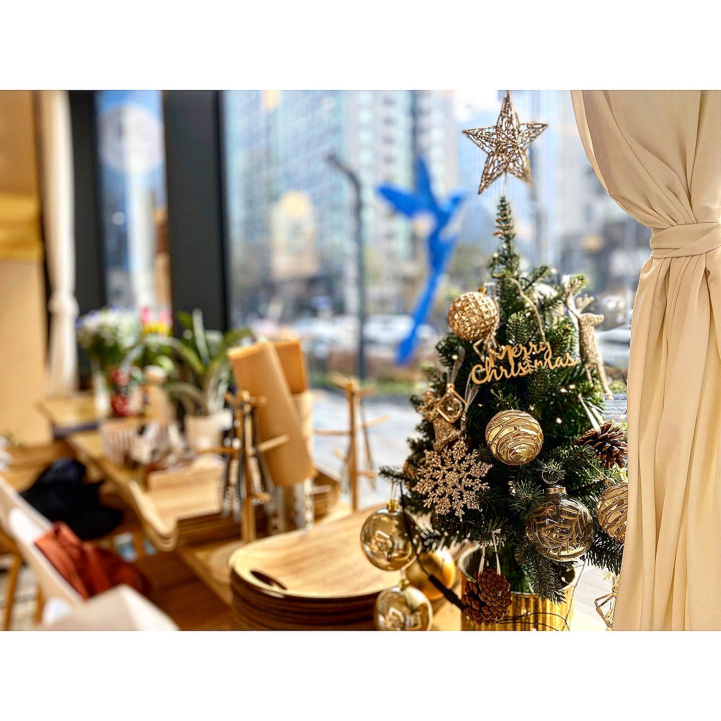 #꽁스타그램
.
.

인태기가 씨게 와버렸다
굳이 봐서 안좋을건 치워서 안보는데도
아예 그냥 안보고싶다 증말😍

여튼 요즘 카페에서 일하는데 맛들려서
맛있다고 하는데 찾아다니는중인데

가기 바로 직전에 혼자 유튜브 보면서 
샤브샤브를 야물딱지게 먹고 가서 그런가 
잠봉뵈르가 유명한데 생각보다 안맛있게 보이고
사람이 너~~~무 많아서 포장해왔다:)

에그타르트는 오빠주고
밤 10시까지 밥안먹고 있다가
대추무화과 호밀빵 
물에 녹여서 먹었는데...

얼마나 맛있게요ㅠ_ㅠ....... 여기 사람많은 이유 있구나..
다음날에 갈레트 데로와 살짝 데워 먹었는데
이건 또 왜케 맛있데...........
탕종식빵도 사올껄 하고 후회했네 히히히

인스타는 슬슬 하고...

난 새 블로그로 넘어갈란다 :)

.
.
.
#서울빵집#서울빵집투어#빵집투어#베이커리카페#베이커리#서울카페#서울카페추천#공덕카페#공덕맛집#공덕역맛집#서울핫플#서울핫플레이스#마포빵집#마포베이커리#마포카페추천#뺑스톡프렌치베이커리