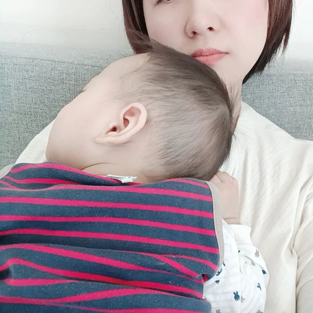 헛헛한 마음 달래러 엄마한테 간 남편
덕분에 암것도 안하고 둘째를 안고
멍때리는 이 시간
설거지도 
빨래도
청소도
잠시
내려놓은
이 소중한 시간