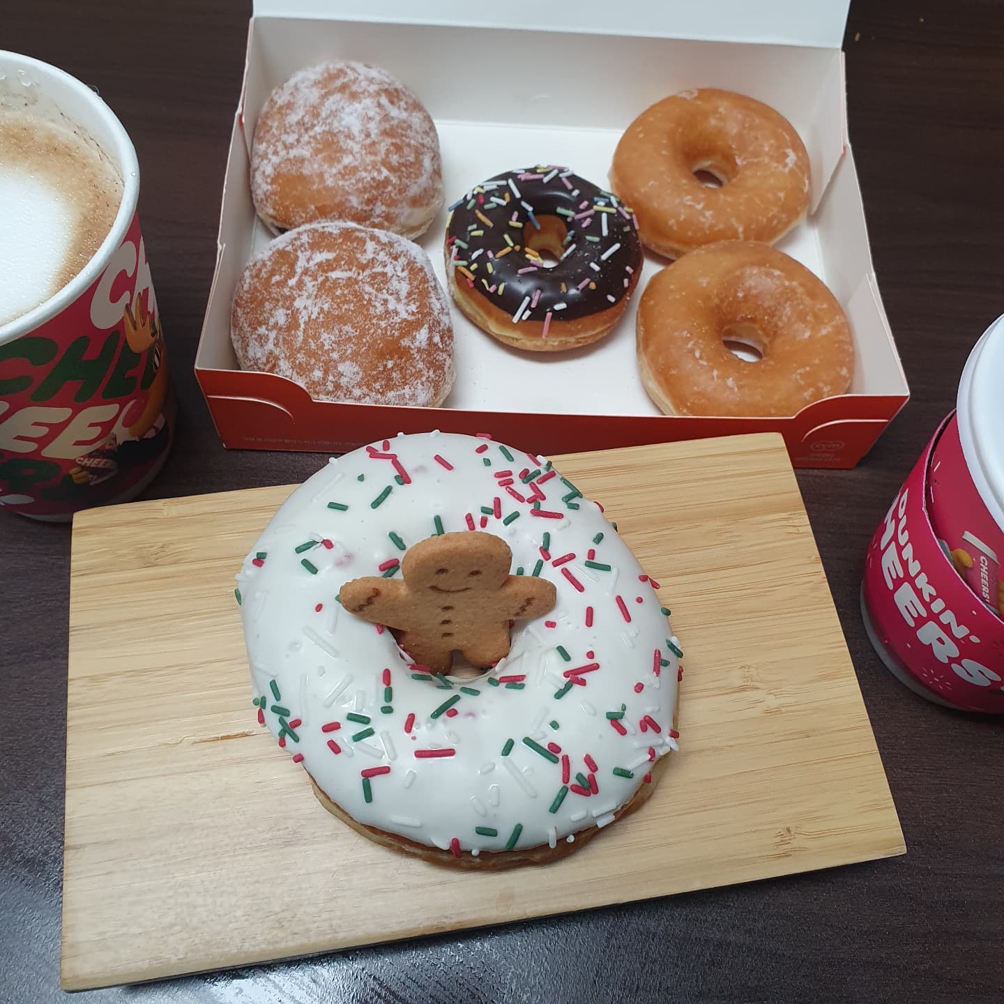 #던킨도너츠🍩 
크리스마스 시즌도넛 너무 귀엽네
요건 아까워서 어케먹냐

#쿠키도넛 #던킨도너츠 시즌