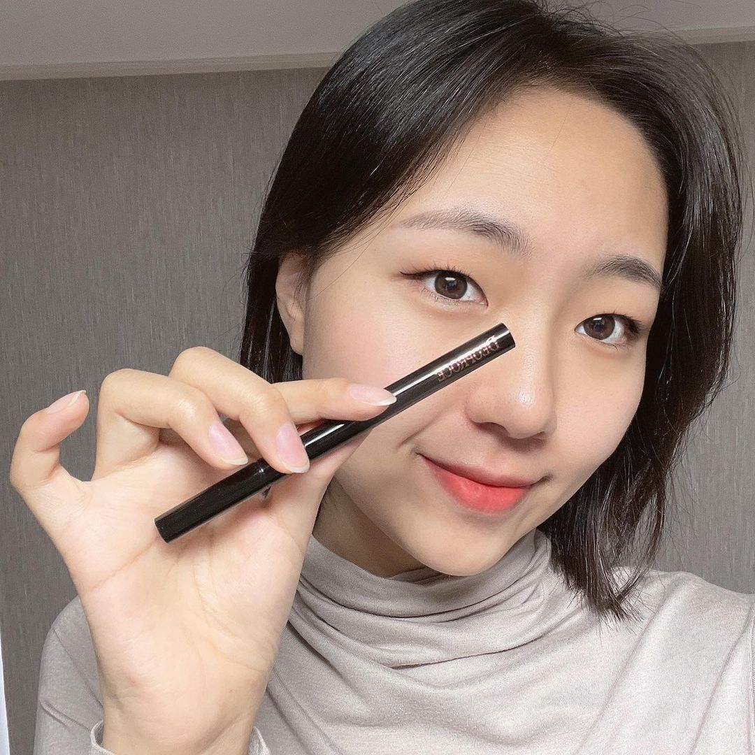김가은 맞팔해요🥰 칼맞팔 소통💖’s Instagram profile post: “💛디오프러스 Deoproce🖤 - 디오프러스의 신제품 이지드로잉 펜 아이라이너에요❤️‍🔥 - 저같은 속쌍은 아이라인을 그릴때 쉽