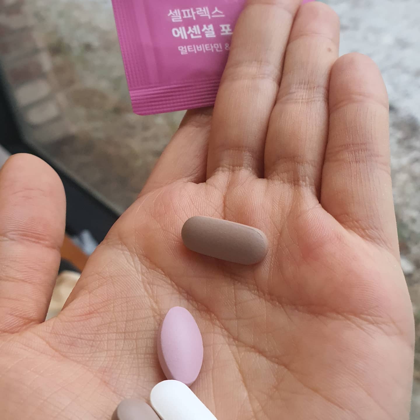 #제품제공
[Day3]눈오는날에도 든든한, 스파렉스 에센셜포우먼 (feat.수용성비타민)☃️🥚💊🍋🍊

1. 오늘도 잊지않고 간편하게 한포 들고나가 찢었다.
2. 예전엔 무조건 많이 먹고 운동하는것이 답인줄 알았는데, 컨디션 안좋을때 쉬면서 차한잔하고 쉬는게 정말 중요하다는걸 느낀다.
3. 추우면 감기 걸리기 쉬우니 따듯한 차에 비타민 필수로 먹어야하는데... (감기는 온도도 중요하지만 신진대사촉진하고 바이러스를 이겨내야하는게 중요하다고함...) 수용성은 축적이 안되고 매일 먹어줘야해서  비타민c같은거는 계속 먹어야한다고하네용. 

* 에센셜포 우먼 네알 중에는 {수용성 비타민}도 한알 들어있는데, 주요 기능은 "에너지 신진대사"를 돕는 일입니다. 겨울에 과일먹기 쉽지 않은데 한알이면 하루치 다 커버가능합니다. 

**요즘 감기걸리면 참 슬프니 감기 조심하세용... 저는 원체 감기에 잘걸리는 체질인디 추워서 운동도 잘 못하고 요즘 넘 바빠서 밥도 꼬박꼬박 먹고 비타민 챙기고 하려고 두세배로 노력중입니다. 마침 챌린지가 넘 도움되어 감사한 마음으로 하고있습니다. 🤧🥵😭

#Bemyself #BemySelfRX #김우빈비타민 #완포비타민 #에센셜포우먼(제공상품) #에센셜포맨 #건강기능식품 #챌린지_3일차 #셀파렉스 #최현준 수용성비타민

selfrx_official