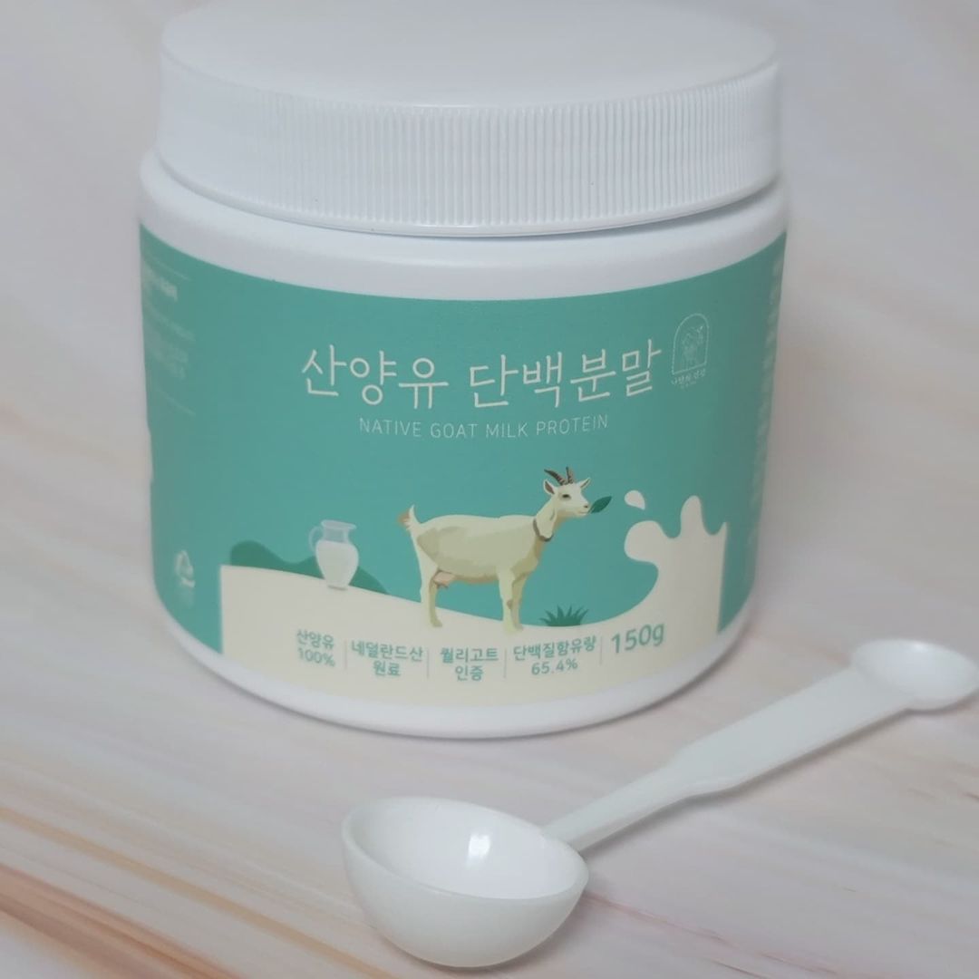 🏡사랑스러운 6둥이네’s Instagram profile post: “▪️ #협찬 💁‍♀️설리마켓에서 보내주신 산양유 단백분말 100% 🎁 정집사는 평소에 단백질을 산양유나 초유단백질 위주로 챙겨먹고 있어