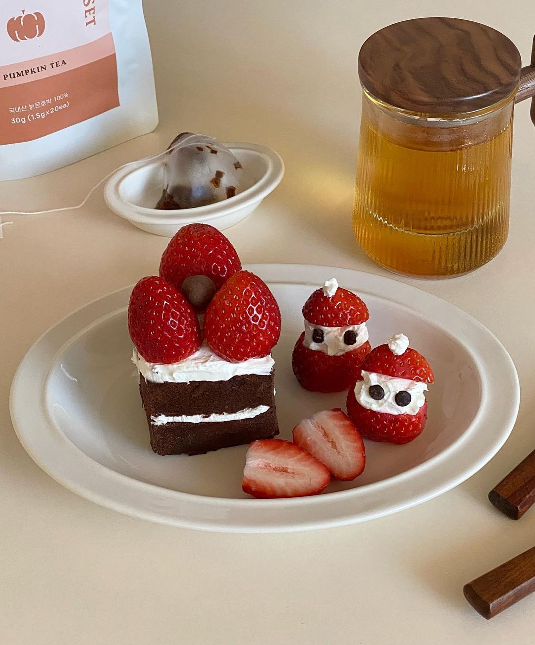 🅜🅐🅝🅓🅜 잘 먹는 만듬이 on Instagram: “#홈카페 #협찬 . 머드 카카오 비밀에 그릭요거트&딸기 조합은🍓❤️ 요즘 매일 만들어 먹는 딸기 산타도 올려주고🎅
