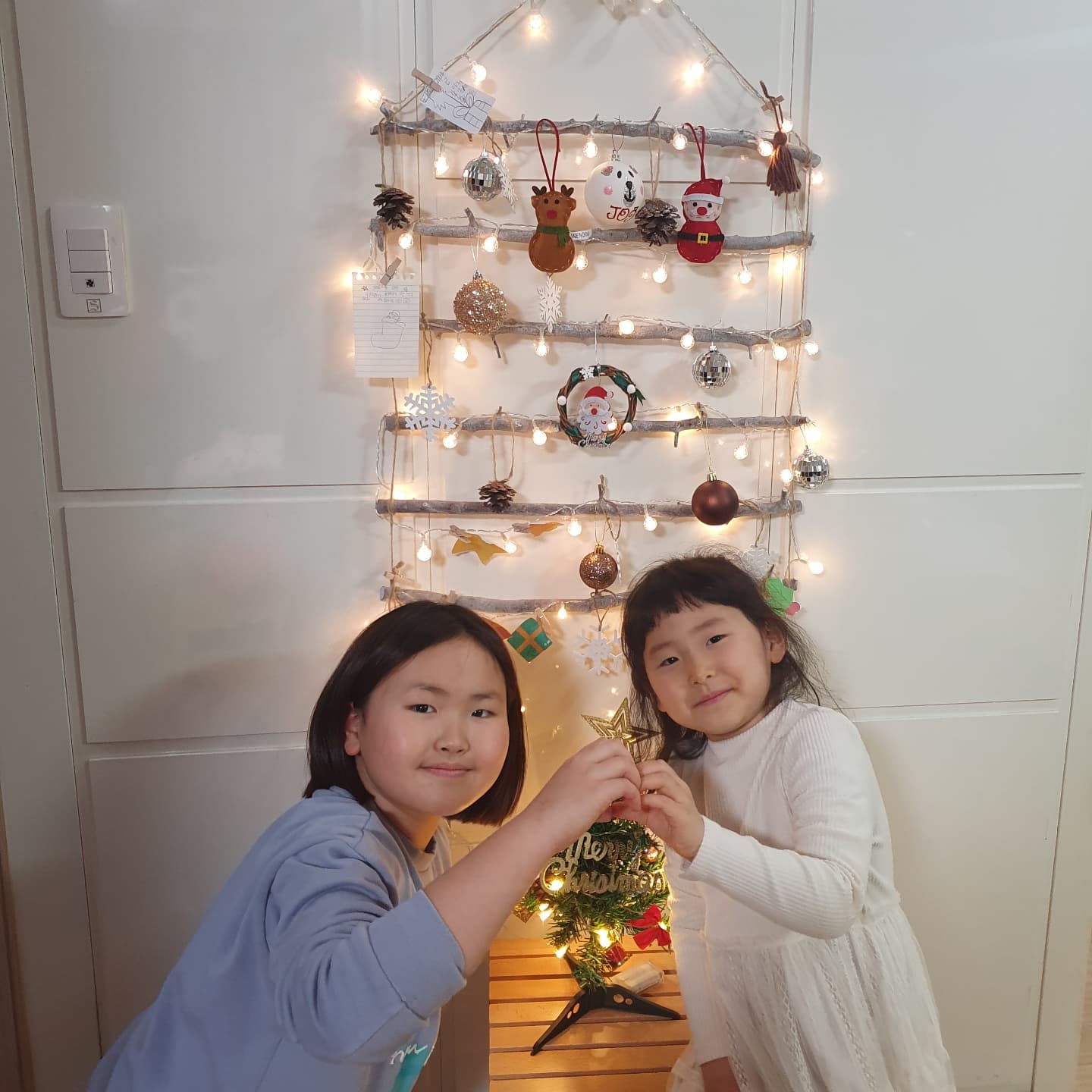 #메리크리스마스🎄 
#벽트리🎄⭐️✨ 

회사에서 준 벽트리로
울집 벽면에 귀요미들이 직접 장식
클수마스분위기 나네

#삼남매집🏡 #이게행복이지☺️