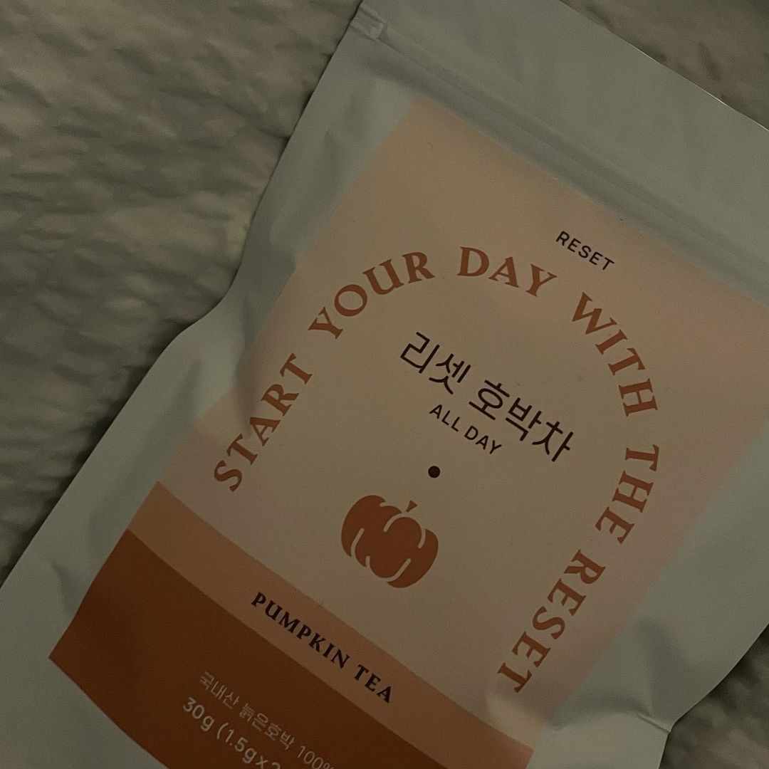 @aeo.so shared a photo on Instagram: “평소에 맵고 짠 음식을 좋아해서 자고 일어나면 얼굴이 땡땡 붓는 나 그래서 알아보다가 얼굴 부기도 빼주면서 다이어트도 되는 리셋 호박차를 발견! 금방 물