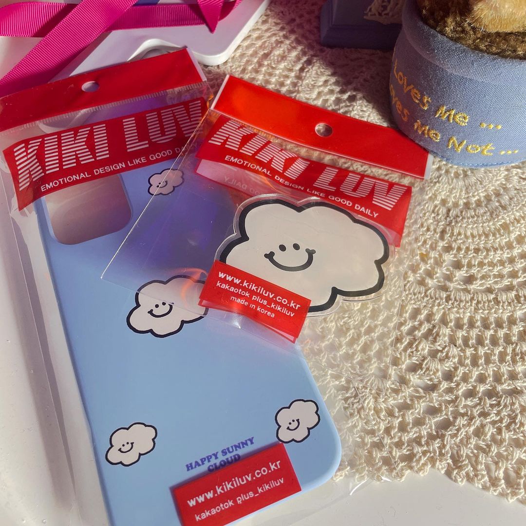 하뜨하뚜하트요정ʚ♥ɞ on Instagram: “#협찬 🙆🏻‍♀️☁️💕 . . 미쳐땨귀야워ㅠㅠㅠㅠㅠ 하늘케이스와그립톡🎀 ٩꒰｡•◡•｡꒱۶ 키키럽에서주셔서예뿌게쓰고이씀니당히히 @kiki_luv_s