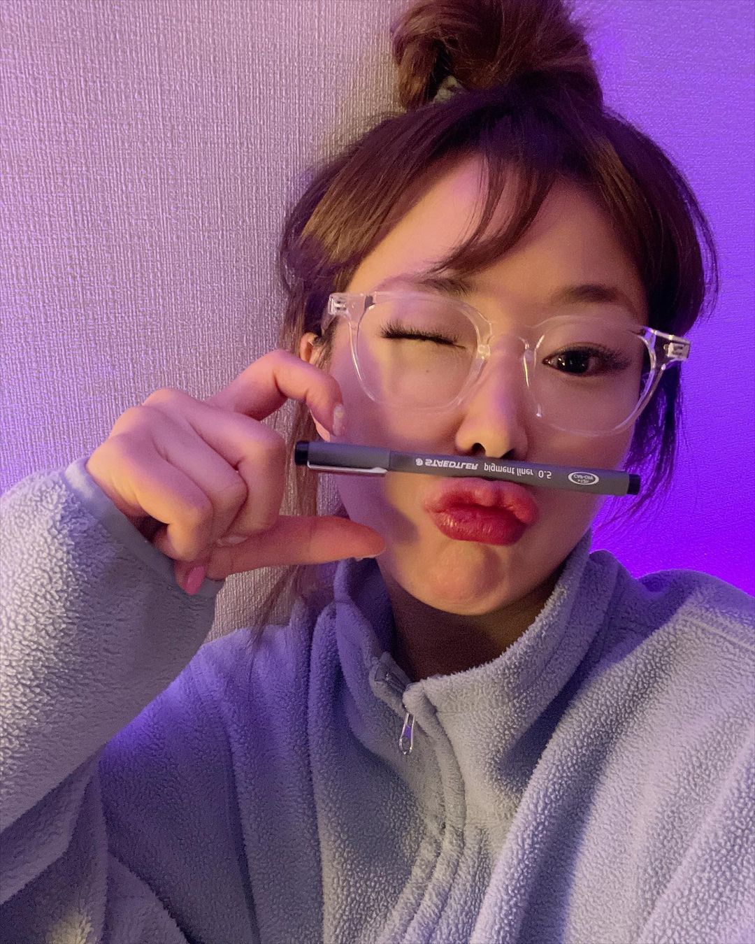 하뜨하뚜하트요정ʚ♥ɞ on Instagram: “#협찬 👩🏻‍🏫👩🏻‍🏫 . . 도ㅅ ㅓ관다늴때너낌으루🤓 요새는뿔테도ㄱ ㅏ볍고좋구낭 메탈프레임만쓰다가쓰니까색ㄷㅏ르네✨ 마음ㅇㅔ들어goooo