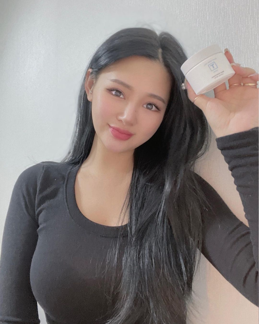 두리 on Instagram: “#협찬 ⠀ 에스엔 티 크림🖤 ⠀ 홍조, 트러블피부에 최고인 제품! 안그래도 겨울되고 홍조 더 심해졌는데 다행 ㅠㅠ ⠀ 현재 누적 판매 300만개이상! 예민한피부에 최고