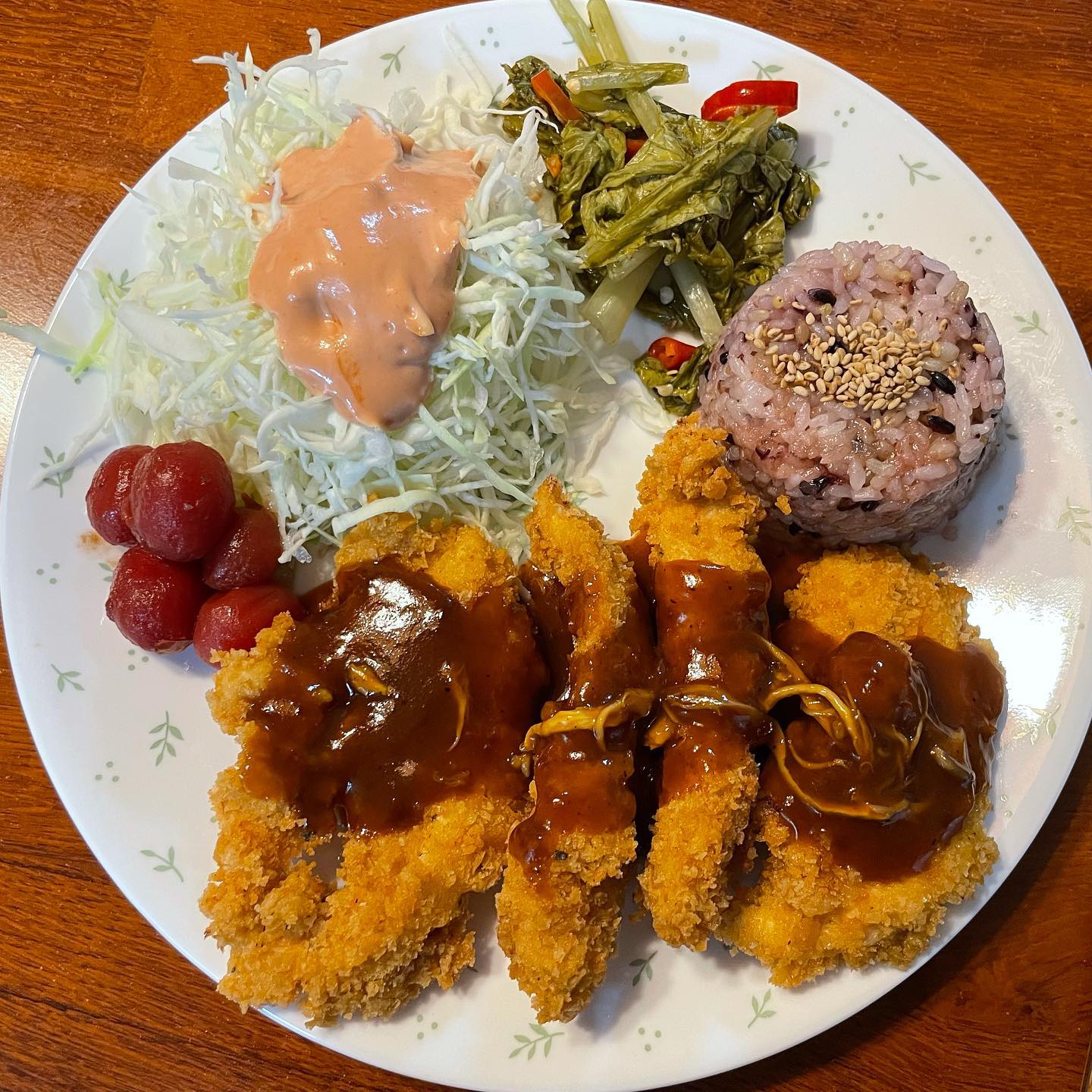 .
치킨까스 정식🍗
쿠팡에서 닭안심 세일하길래 사다가 치킨까스했어요.
.
우유 생강가루로 잡내잡고, 치킨튀김가루와 옥수수전분섞어 튀김가루 만들고, 빵가루가 똑 떨어져 강제로 수제빵가루도 만들어 튀겼어요
.
데미그라스소스 만들까 하다 집에 남아있는 돈가스소스가 많아서 그 소스에 버터한조각넣어 담백한 맛 더해 소스끝
.
이것저것 곁들여 접시에 담아두니 파는것 같아요😁 남편이 일하면서 많이 힘든 날이었는데 맛있다고 와구와구 먹더라구요 ㅋㅋㅋㅋ 먹는걸로 스트레스가 좀 풀렸겠죠??
.
#치킨까스
#고니네집밥