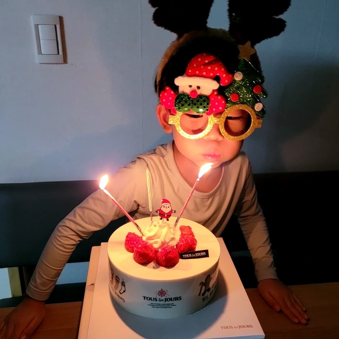 .
메리크리스마스🎄🎅

오널 케이크집에 불나던뎅...
다행히 유치원에서 케이크를 한판씩 준비해주셔서 👍🤭

나도 선물받고싶다🎁

#미리크리스마스 #일상기록 #육아맘 #아들맘 #아들스타그램
