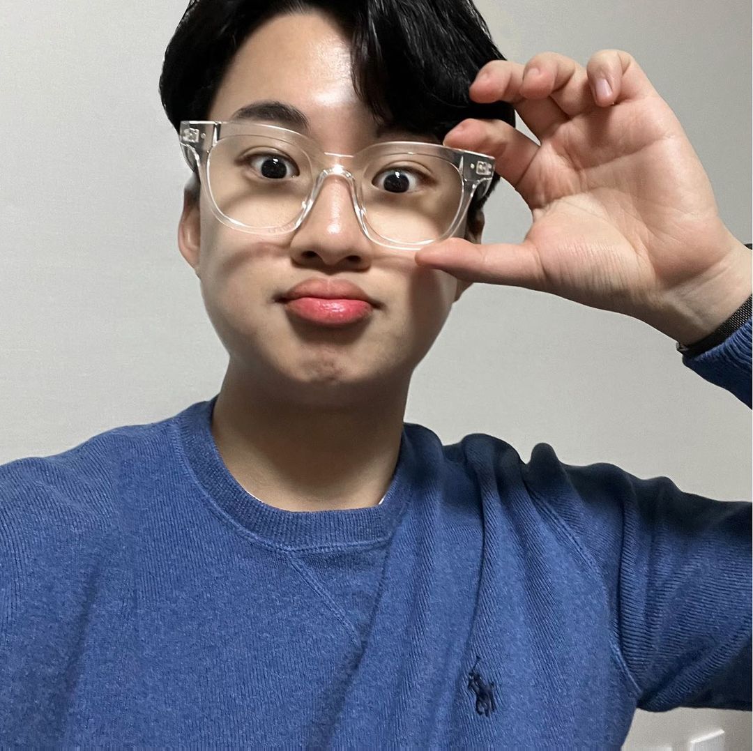 조우진 on Instagram: “#광고 최근 피로때문에 눈이 많이 부었는데 안경을 쓰면서 커버가 되는 것 같아요! 겨울에 남녀노소 쓰고 다니기 좋을 것 같아요! 강추합니다…”