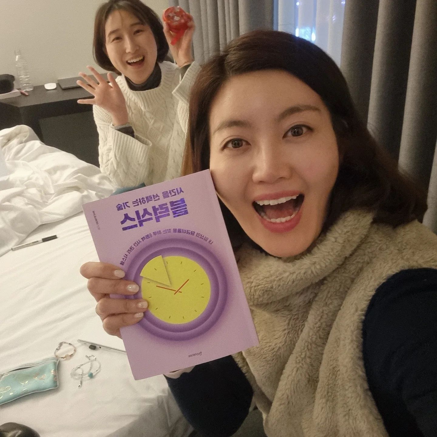나대고 싶지 않은 시기가 있다. 그렇게 쉽던 sns 피드 하나 올리는 것이 80kg 무게 치듯 용을 써야하고, 찍은 사진들은 넘쳐나고, 하고 있는 것은 무성한데,  말을 아끼고 싶은 나날들. 나의 요즘이 그러하다. 

그럼에도 임금님 귀는 당나귀 귀 ~~~~
#시간을선택하는기술
#블럭식스 기대 이상으로 알찬 책을 세상에 낳아놓고 더한 행보로 자랑스러운 우리 룩말이 #대만진출블럭식스 

책은 정말 빙산의 일각. 말은 더 잘하고 기계도 잘 다루고 안 그래도 가진 능력이 많은데 그 중 최고는 사람을 품는 🥣 그릇.
대접도 이런 왕 큰 대접이 없다. 

바쁜 스케쥴 중 시간을 내어 만나고 손목 모델도 해주고 응원까지. 
어쩜 이렇게나 세심하게 사람들을 챙기고 이벤트를 기획하나 싶을 정도로 놀라운데  또바기 님의 서포트까지 쵝오!! 
이번 크리스마스 카드 
누구인지 모르지만 눈물 좔좔 

룩말은 프로 일잘러를 넘어 사람에 대한 깊은 이해과 애정, 관심이 있기 때문에 시간관리에 대한 진심어린 조언들이 청산유수처럼 나온다. 

쓸데없는 것을 줄이고 하고싶은 것들을 할 수 있게 룩말이 코칭해주고 스텝들도 도와주고, 하고잡이들이 넘쳐나서 그 끈끈한 문화가 있는 블럭식스 

지금 새로운 크루들 절찬 모집 중 
lookmal_time 링크로 신청

하트 뿅뿅 🧡 🧡