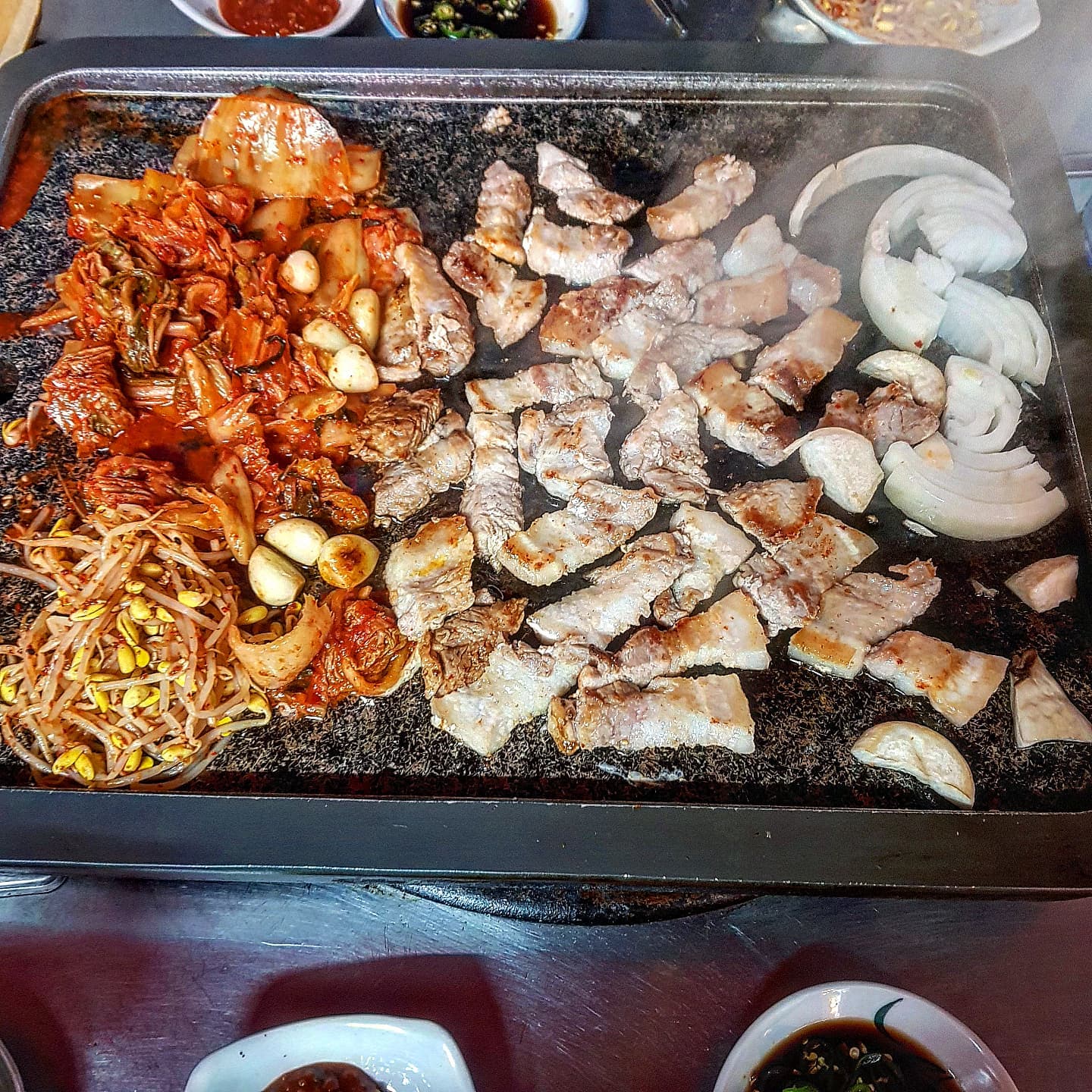 돌판에 구운 삼겹살이 너무나 마싯더라😋
요러부운‼ 크리스마스 잘 보내세요옹❤🎆🎄