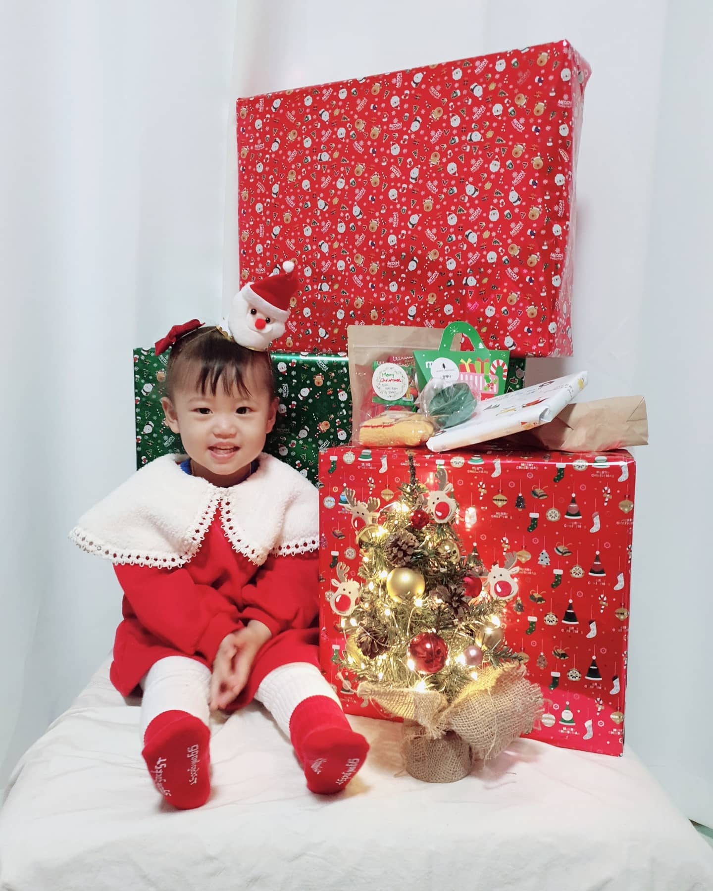 #생후654일

메리크리스마스🎄

역시 산타 무서워할줄알았어ㅋㅋ
선물 준다고 열심히 달려가더니
산타에게서 벗어나려고 발버둥쳤구나🤣

엄마는 일하고 내일갈게~
오늘은 울지말고 잘자렴👐💛

#크리스마스이브
#산타무서워
#도망가기바쁨

#크리스마스엔나이트지